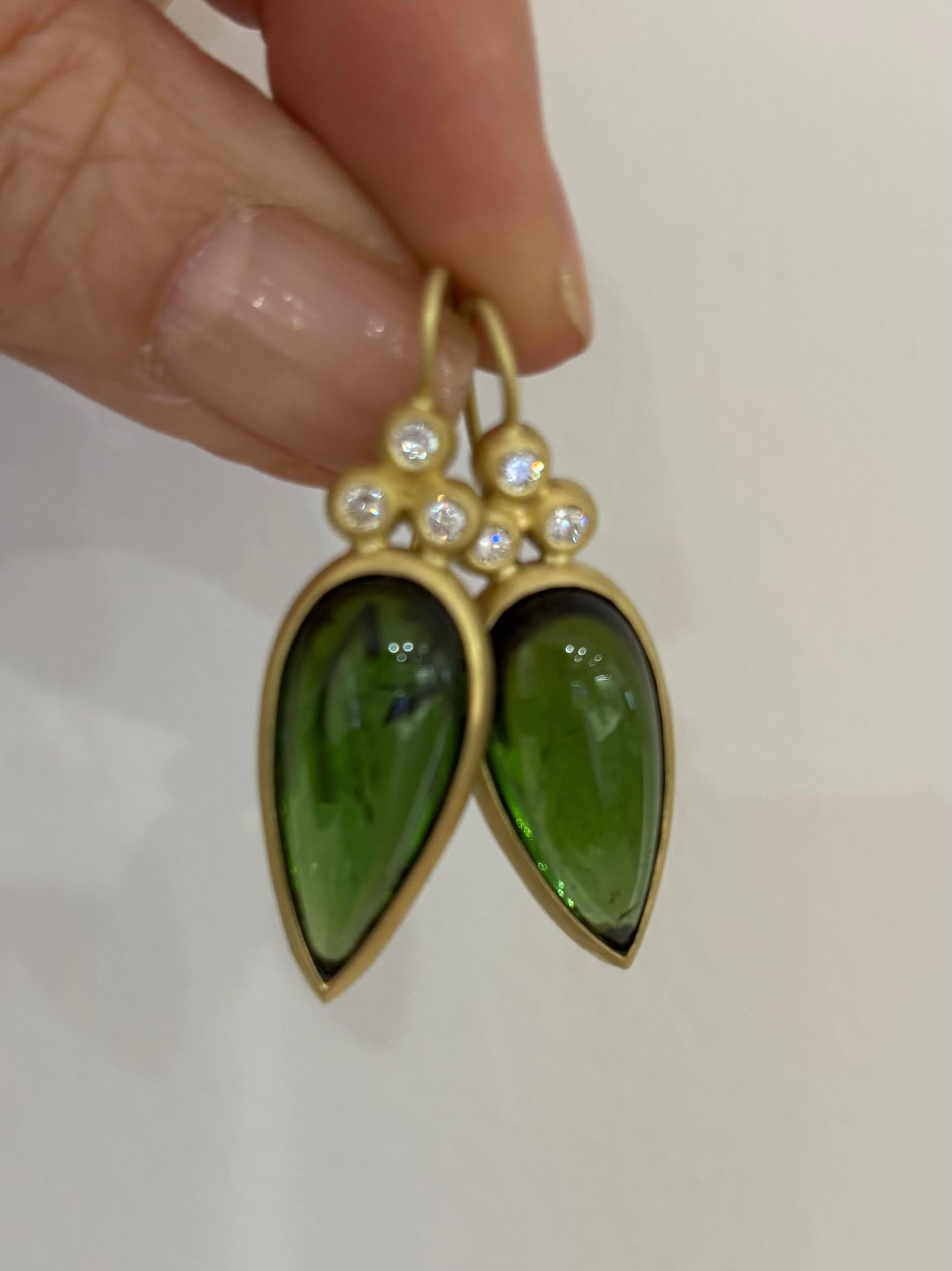 Moderno Orecchini con cabochon a forma di pera in oro 18 carati di Faye Kim in vendita
