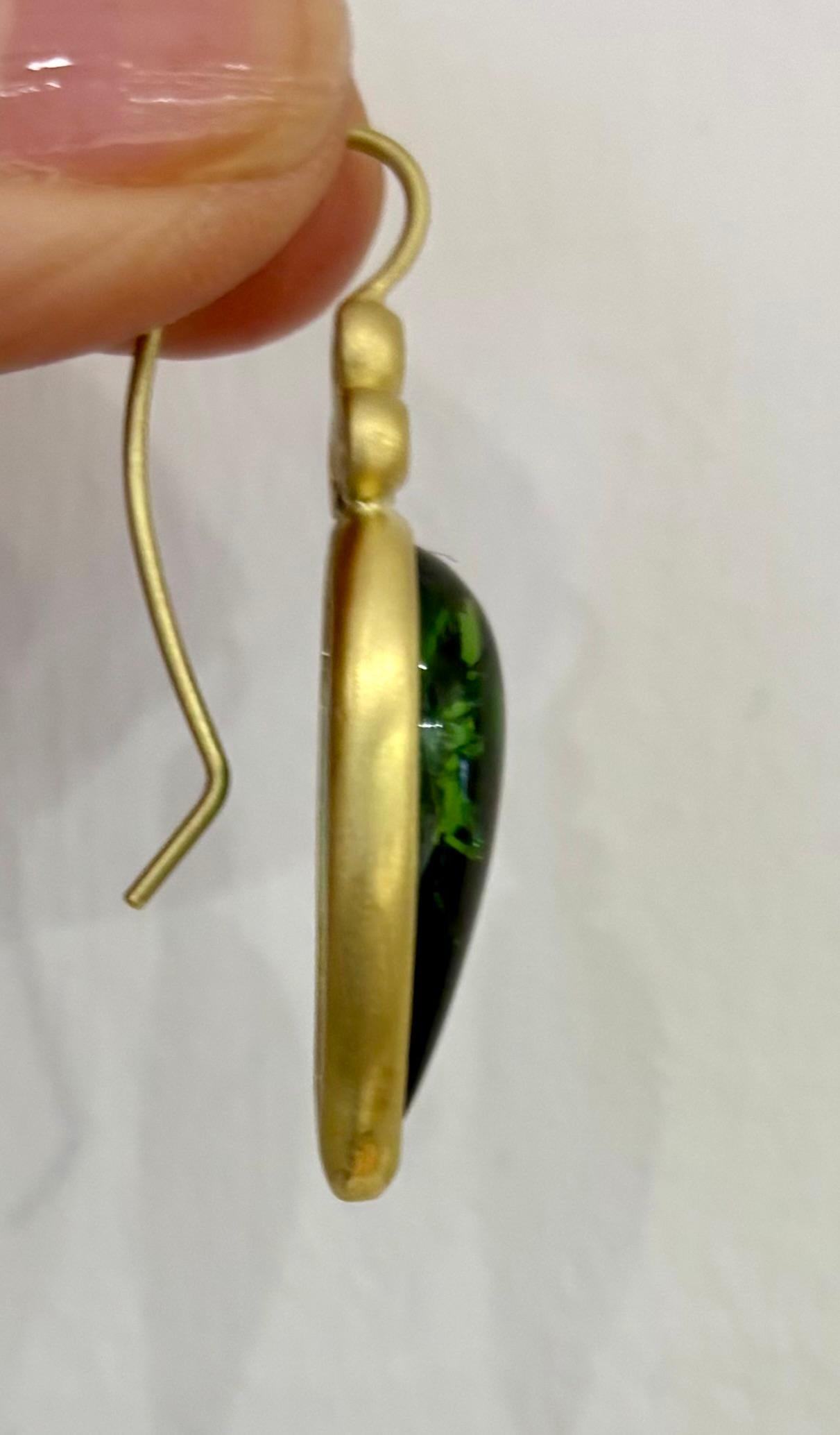 Taglio a goccia Orecchini con cabochon a forma di pera in oro 18 carati di Faye Kim in vendita