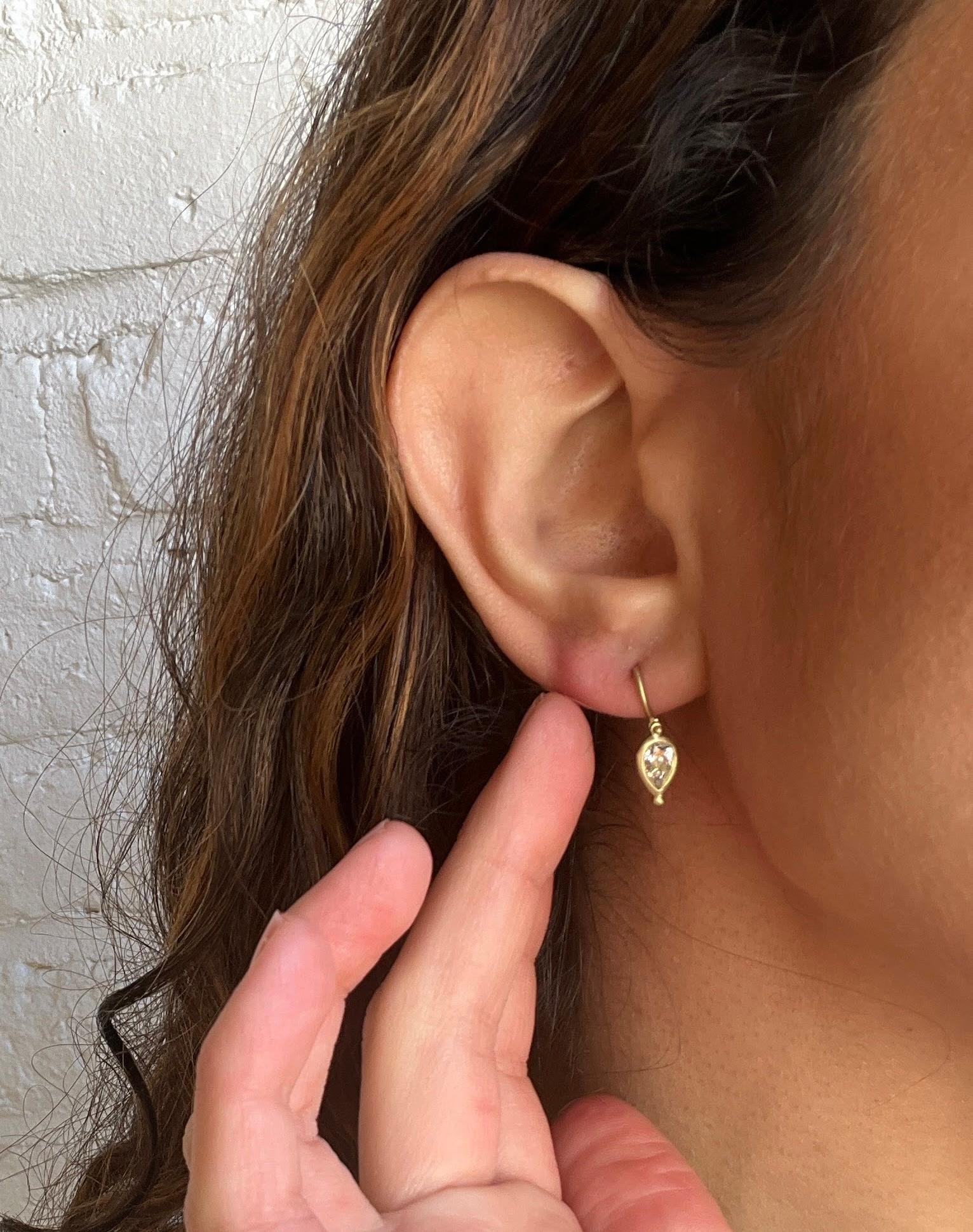 Gli orecchini a cerniera con diamante a forma di pera di Faye Kim in oro 18 carati - la quintessenza degli orecchini con diamante - offrono la giusta quantità di scintillio e sobria eleganza. Il dettaglio della cerniera garantisce il movimento e