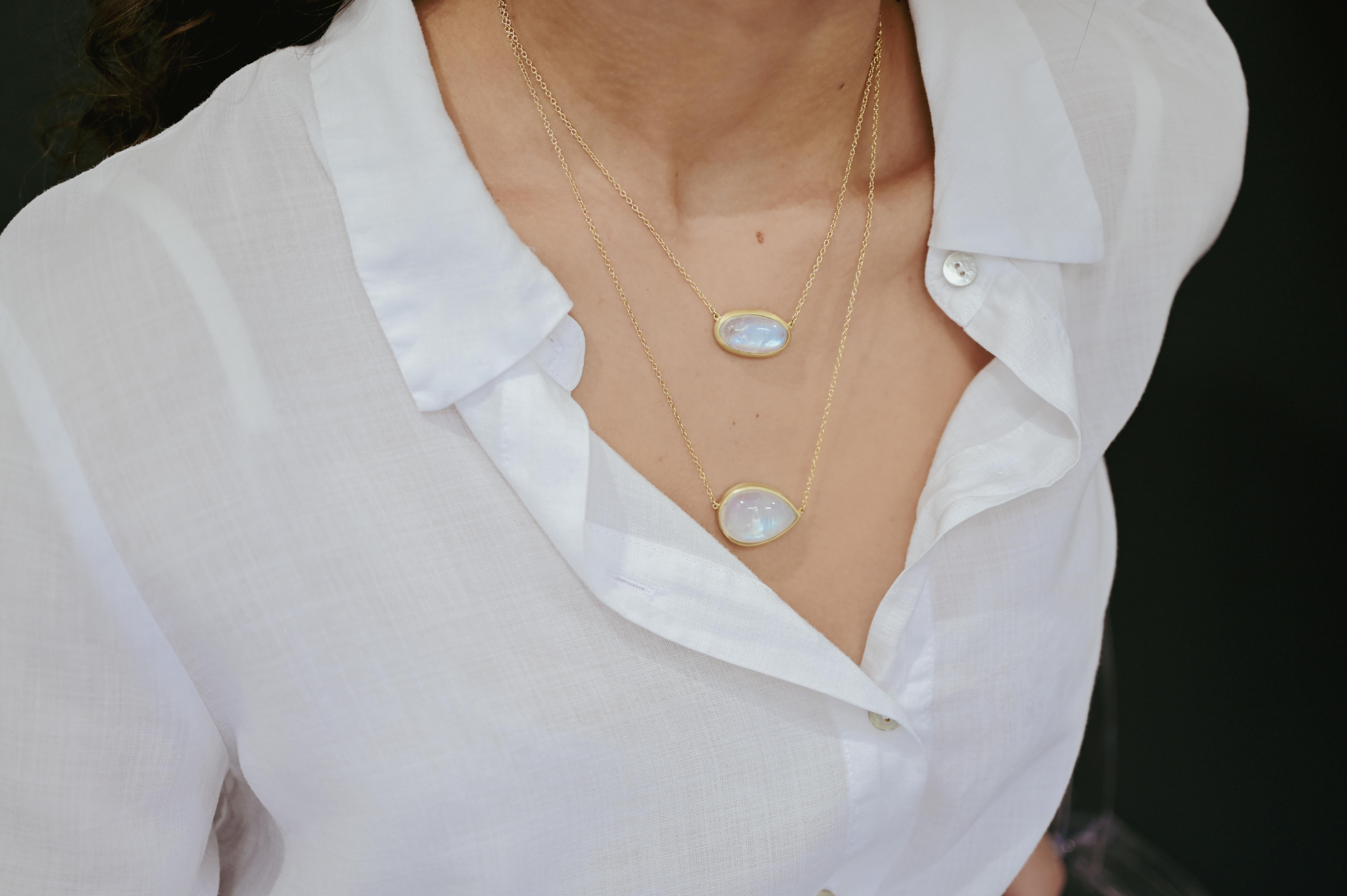 Faye Kim 18 Karat Gold Pear Shape Rainbow Moonstone Pendant Necklace In New Condition In Westport, CT