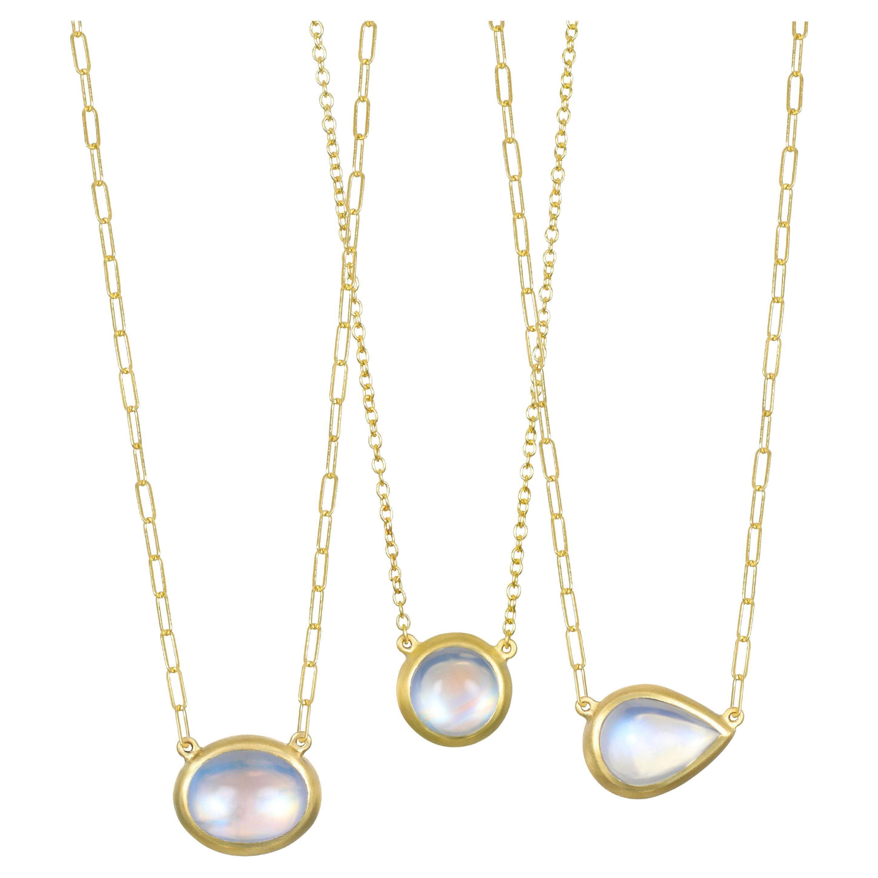 Contemporaneo Collana con pietra di luna a forma di pera in oro 18 carati di Faye Kim - 6,11 carati in vendita