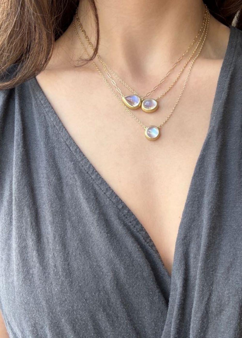 Taglio a goccia Collana con pietra di luna a forma di pera in oro 18 carati di Faye Kim - 6,11 carati in vendita