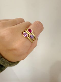 Faye Kim 18 Karat Gold Birnenförmiger lila Saphir Single Stone Lünettenring