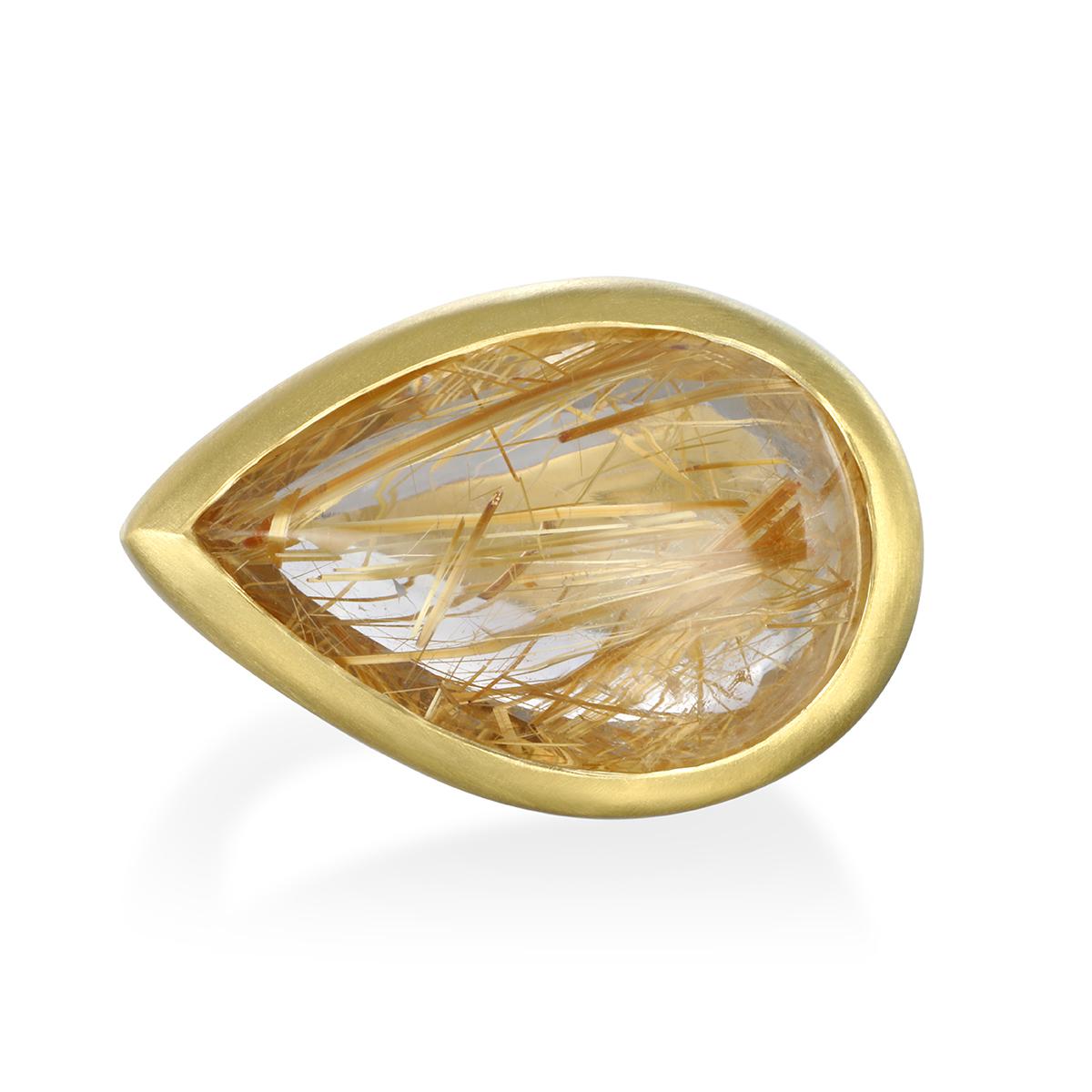 L'anello con cabochon di quarzo rutilato a forma di pera in oro 18 carati di Faye Kim colpisce per le sue inclusioni di aghi di rutilo dorati, che irradiano una calda luce dall'interno. Con una finitura opaca che esalta le ipnotiche colorazioni del