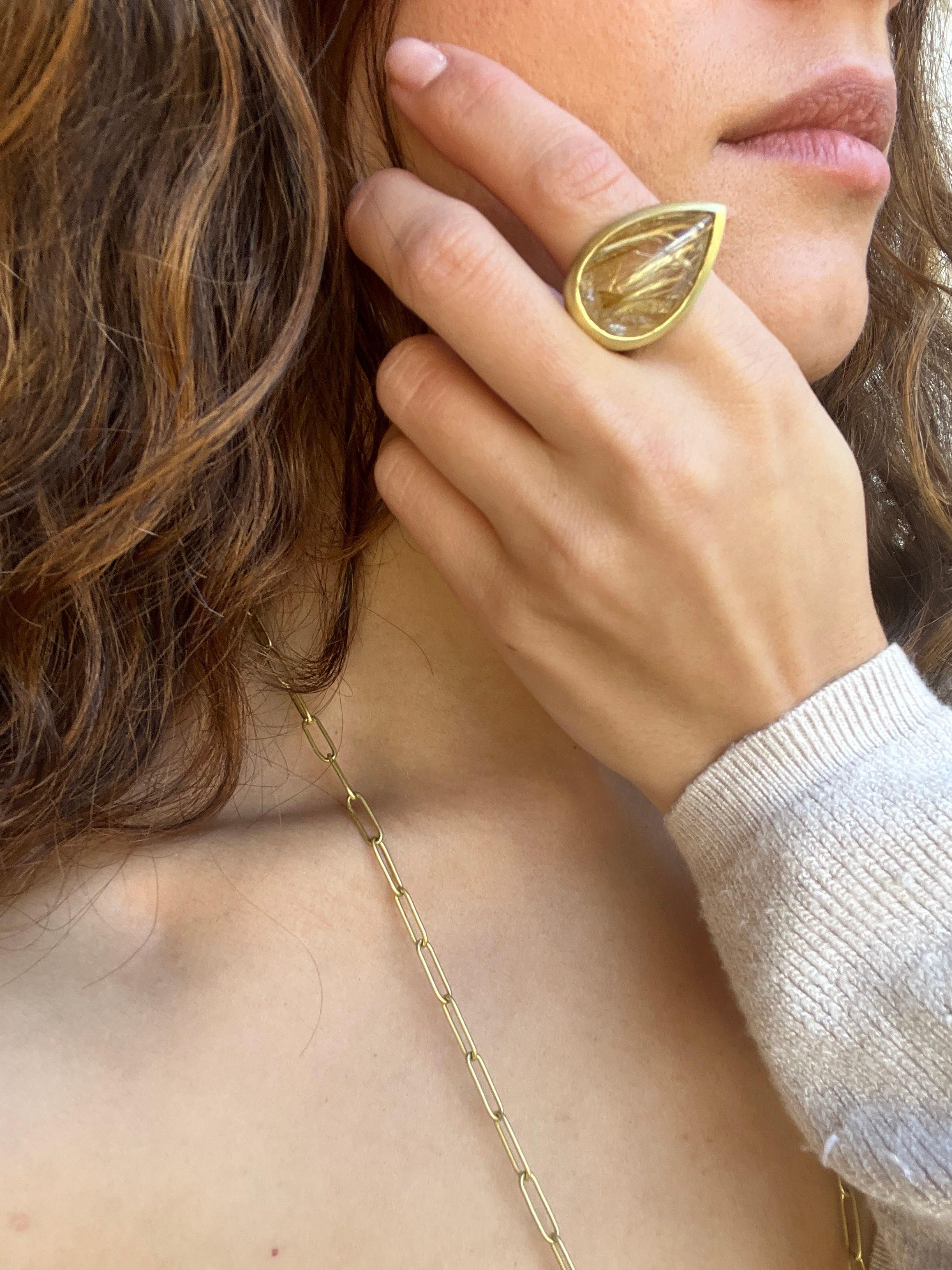 Contemporaneo Anello con cabochon di quarzo rutilato a forma di pera di Faye Kim in oro 18 carati in vendita
