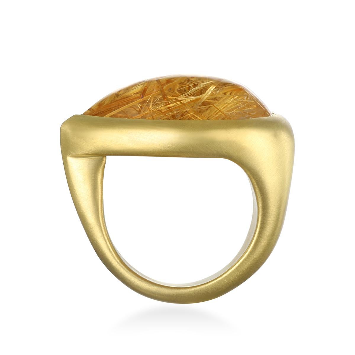 Taglio a goccia Anello con cabochon di quarzo rutilato a forma di pera di Faye Kim in oro 18 carati in vendita