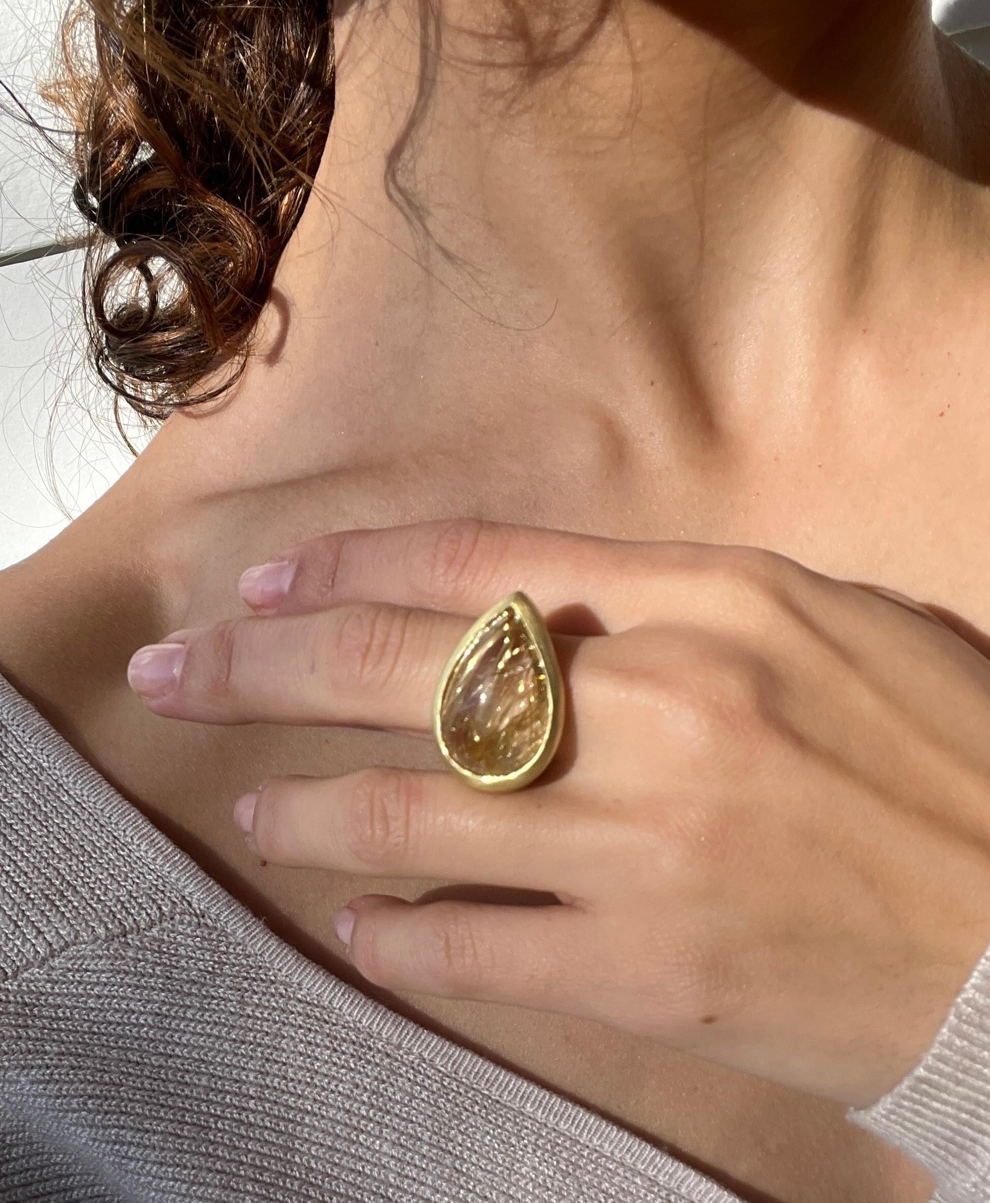 Anello con cabochon di quarzo rutilato a forma di pera di Faye Kim in oro 18 carati In condizioni Nuovo in vendita a Darien, CT