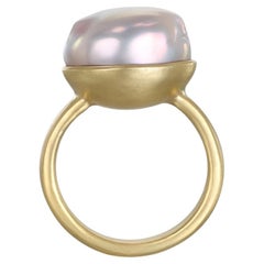 Anello con perle d'acqua dolce barocca rosa in oro 18 carati Faye Kim