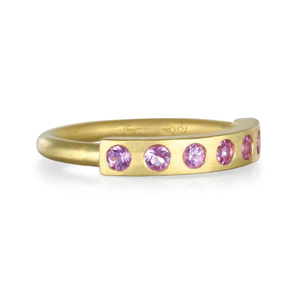 L'anello a barra brunito con zaffiro rosa in oro 18 carati di Faye Kim può essere indossato da solo o abbinato. Realizzato a mano e rifinito in modo opaco con la giusta quantità di scintille.

Zaffiro .51 tcw
Larghezza della barra 3,5 mm
Gambo