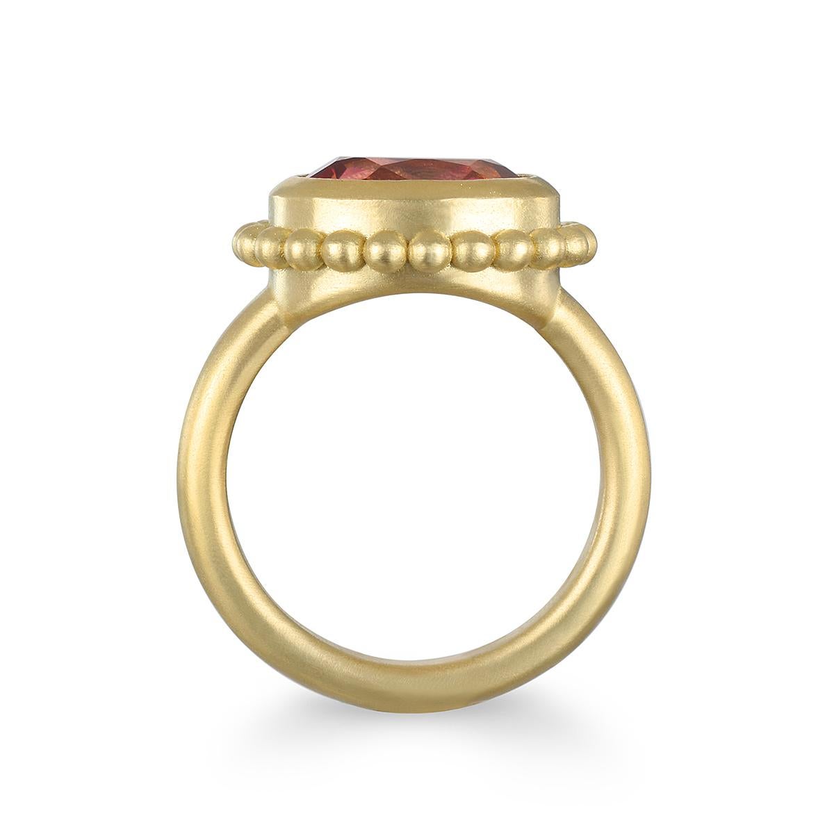 Fabriquée à la main par Faye Kim en or 18 carats, cette tourmaline rose de taille émeraude, à la teinte vibrante, est sertie d'un halo de perles de granulation pour une bague de style classique et intemporel.

Tourmaline :  2,75 carats
Dimensions de