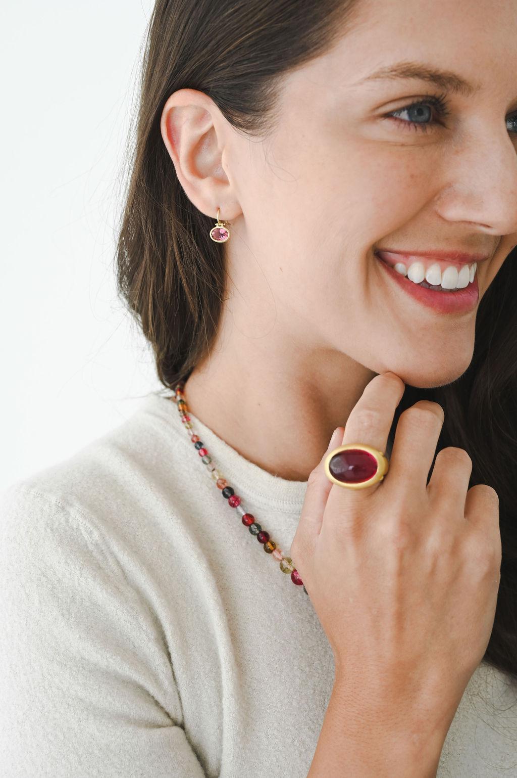 Gli orecchini a cerniera in oro rosa di Faye Kim, realizzati a mano in oro 18 carati, brillano in una classica montatura con cerniera decorativa e fili francesi. Finitura opaca.

Tormaline rosa 2,70 tcw
Dimensioni della tormalina rosa 8x6