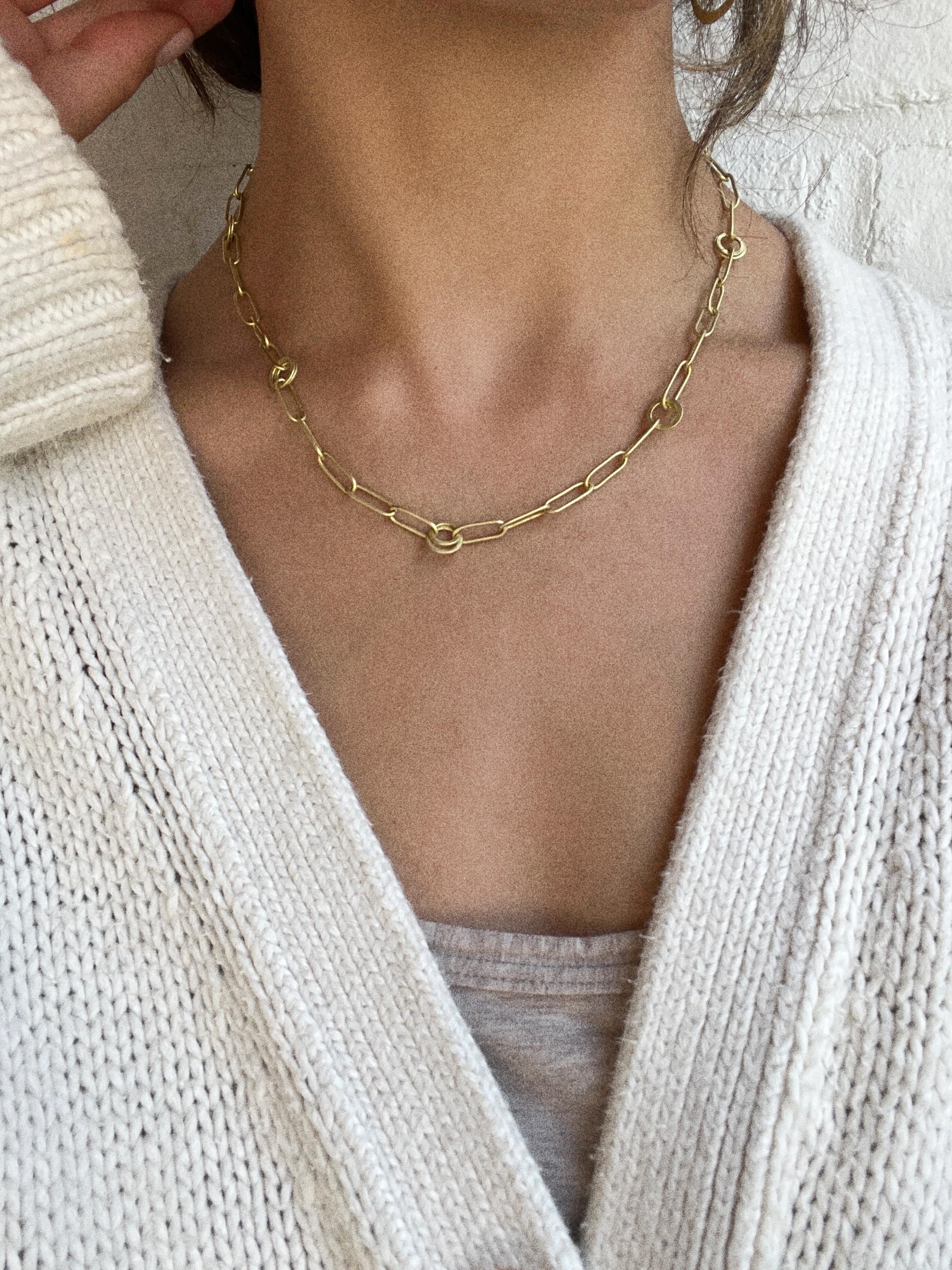 Faites l'expérience du luxe au quotidien avec cette chaîne à trombones fabriquée à la main par Faye Kim. Cette chaîne en or 18 carats au fini mat présente des maillons circulaires doublement rabotés. Complètement polyvalent, il est un élément