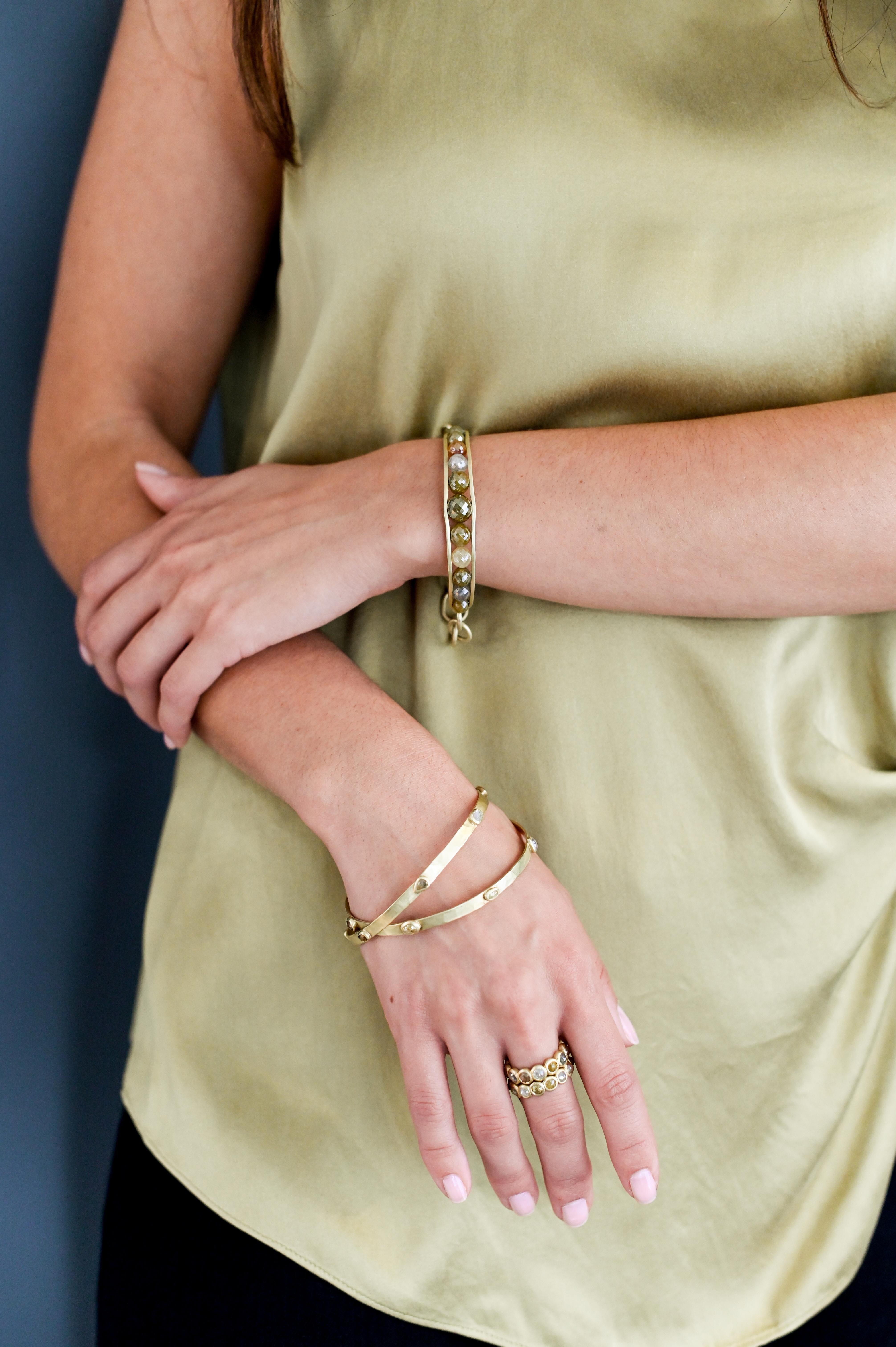 Contemporain Faye Kim Bracelet manchette en or 18 carats avec perles de diamant brut en vente