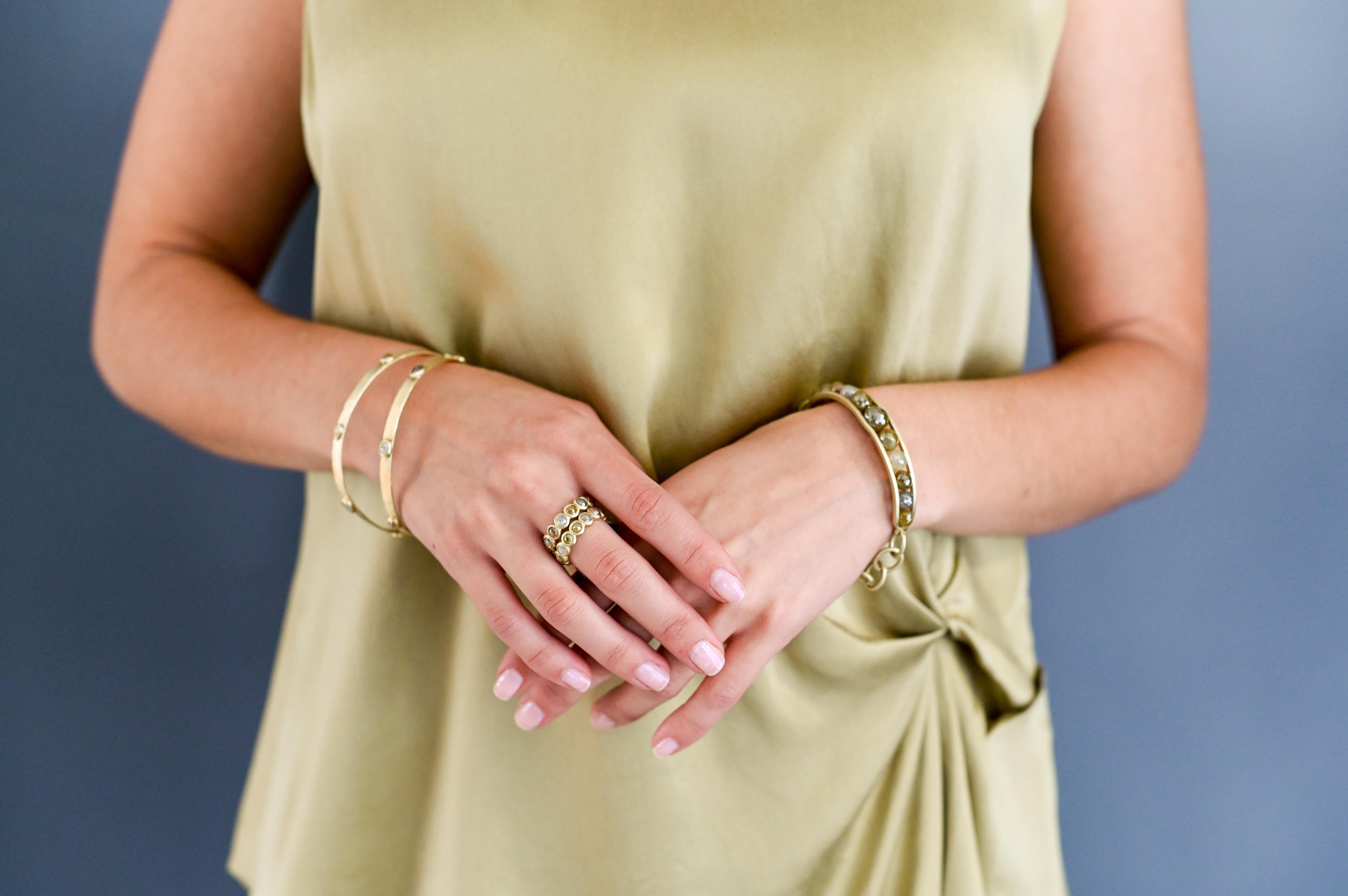 Taille ronde Faye Kim Bracelet manchette en or 18 carats avec perles de diamant brut en vente