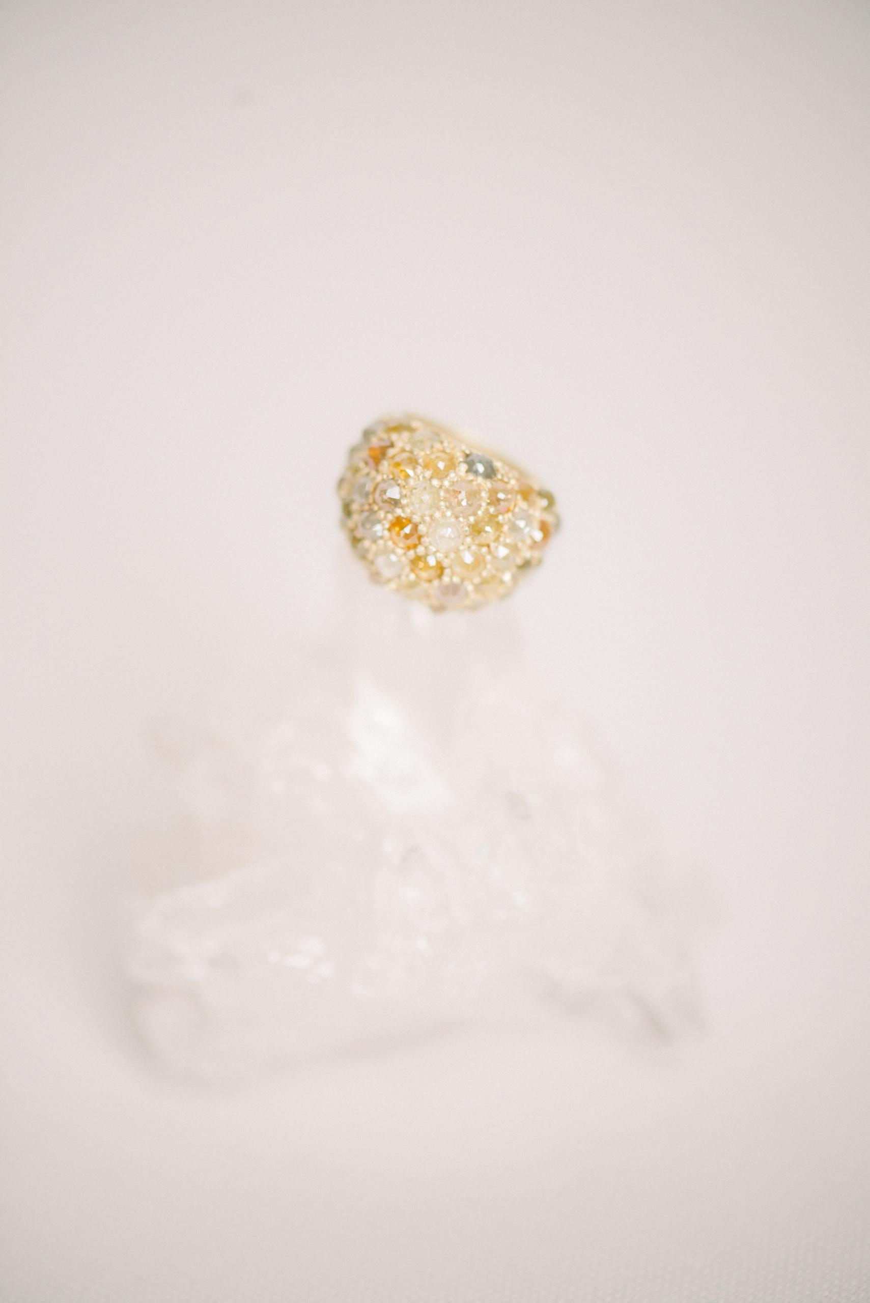 Faye Kim Bague cocktail à dôme en or 18 carats et diamants bruts Excellent état - En vente à Westport, CT