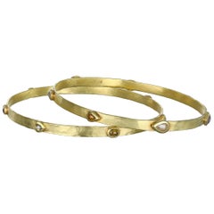 18 Karat Gold Rohdiamant-Armreif von Faye Kim gehämmert