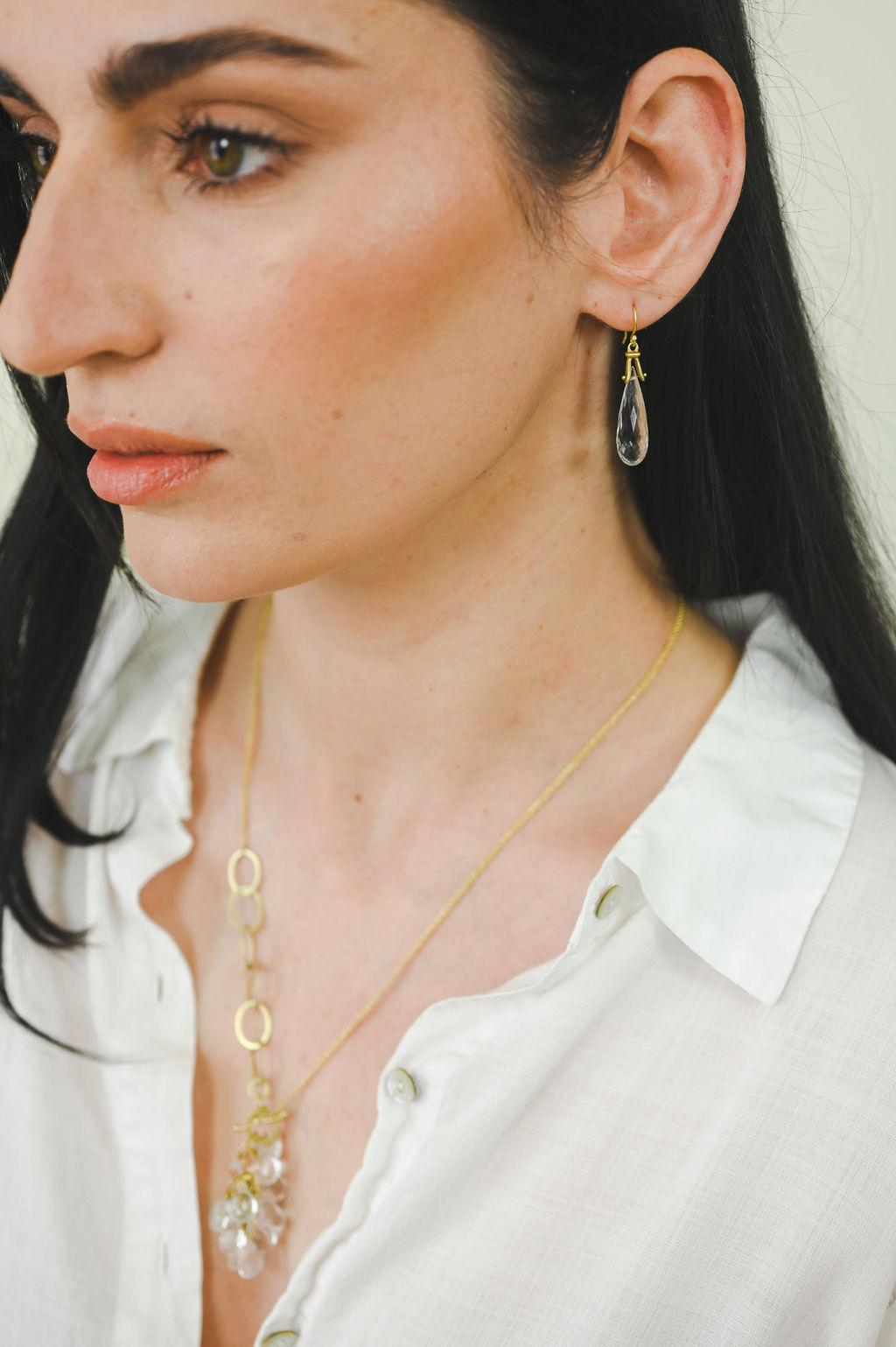 Le collier à maillons en or 18 carats de Faye Kim, avec son pendentif en forme de grappe de briolettes et ses maillons rabotés, offre un style intemporel et sans effort, parfait pour le quotidien ou les occasions spéciales. Idéal pour les