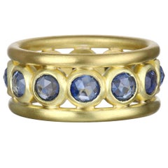 Bandring aus 18 Karat Gold mit blauem Saphir im Rosenschliff von Faye Kim