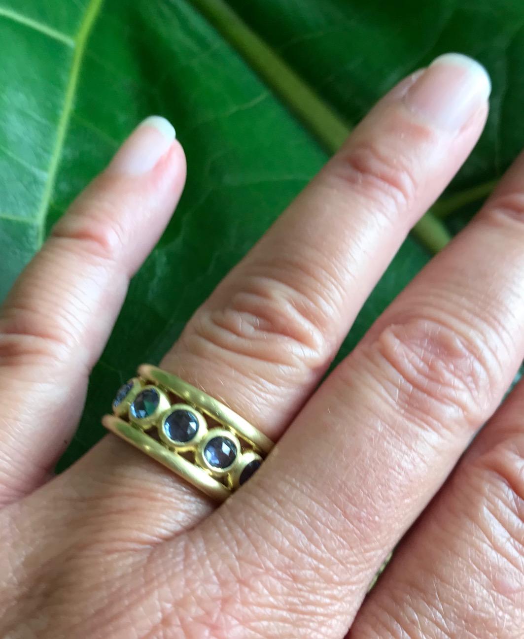 Ring aus 18 Karat Gold mit blauem Saphir im Rosenschliff von Faye Kim (Zeitgenössisch) im Angebot