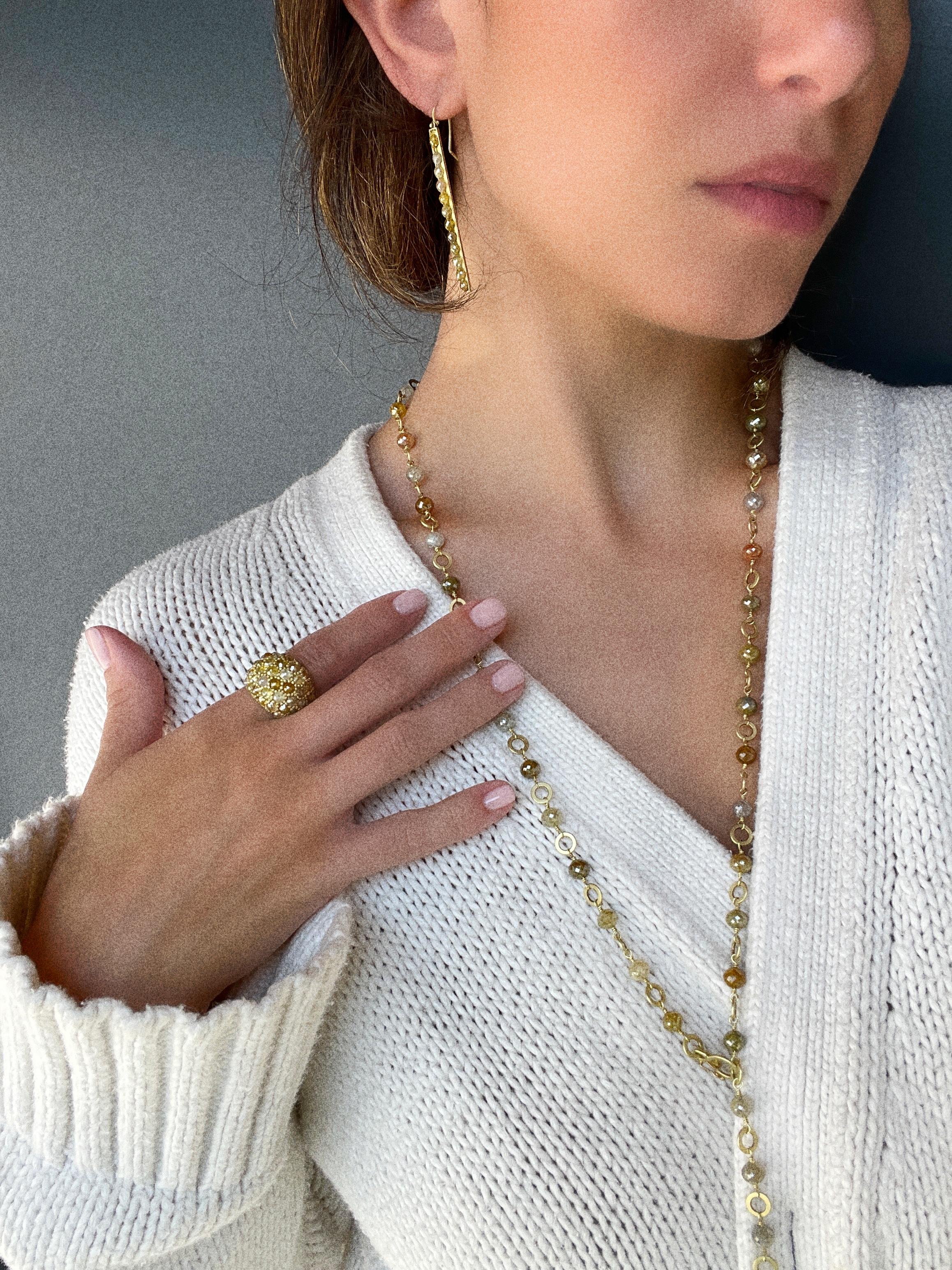Riche en couleur, en texture et en substance, c'est la quintessence de la bague de déclaration.  Méticuleusement réalisé à la main en or 18k*, chaque diamant laiteux taille rose est serti pour créer une bague dôme qui définit la sophistication