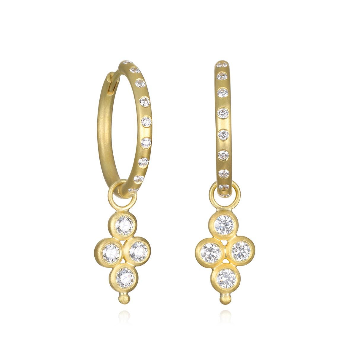 Las gotas de bisel cuádruples de oro redondo brillante de 18 quilates de Faye Kim, con su acabado mate y el detalle de las cuentas granuladas, pueden fijarse a muchos de los aros de Faye, lo que permite una personalización y un estilo a medida.