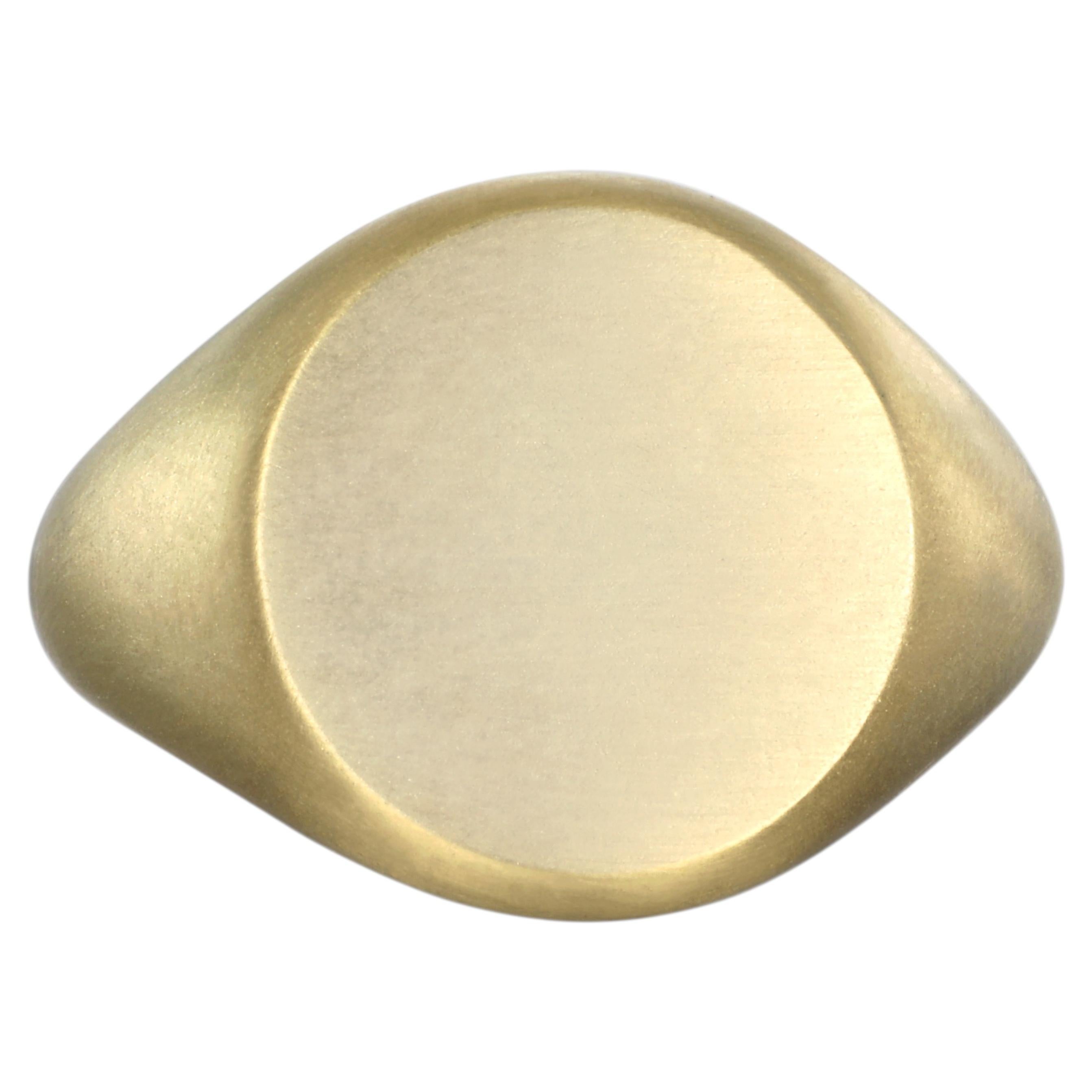 Faye Kim, anello con sigillo rotondo in oro 18 carati, finitura opaca, misura 5,75