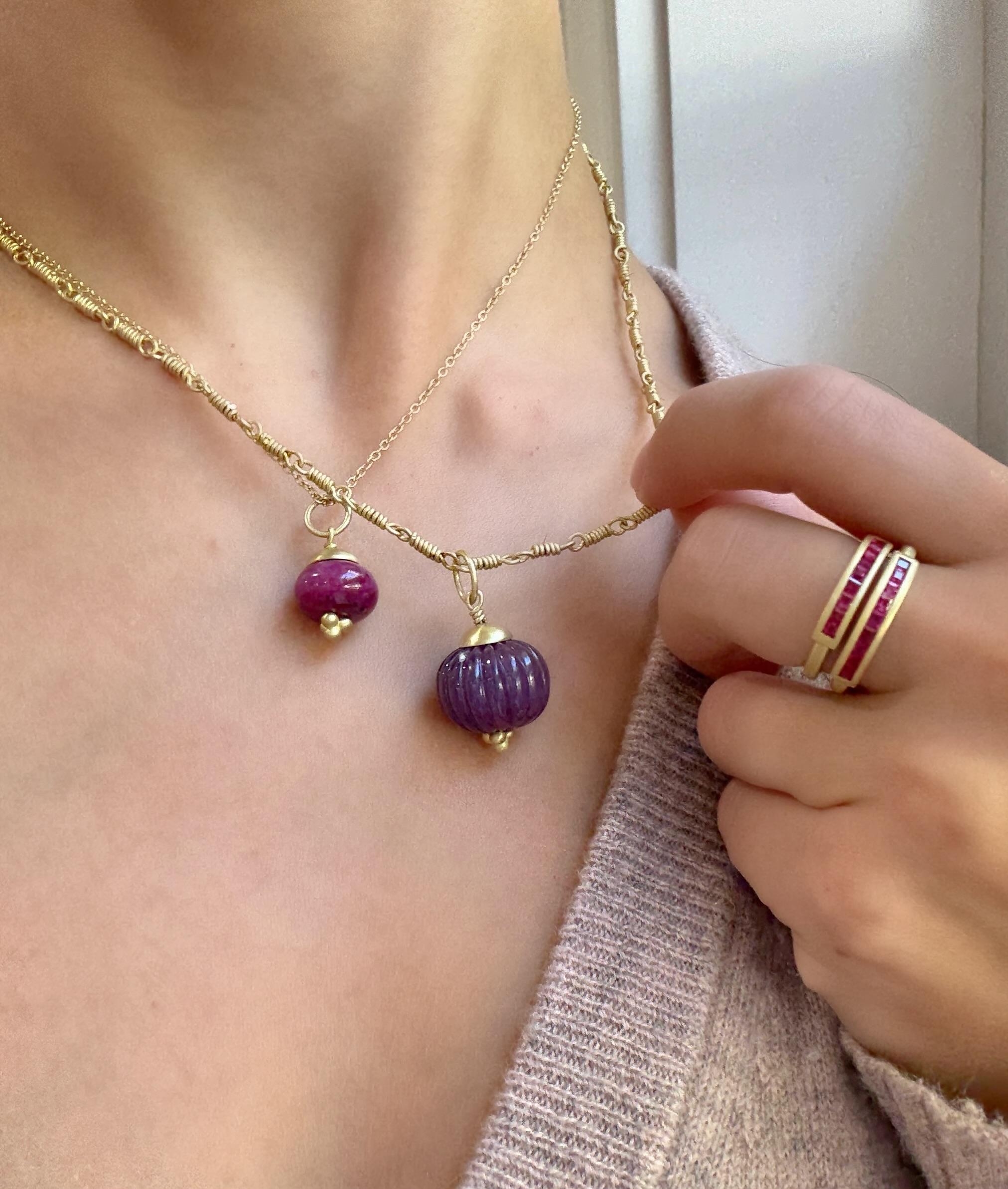 Taille française A Kim Bague en or 18 carats ornée d'un rubis naturel en serti clos en vente