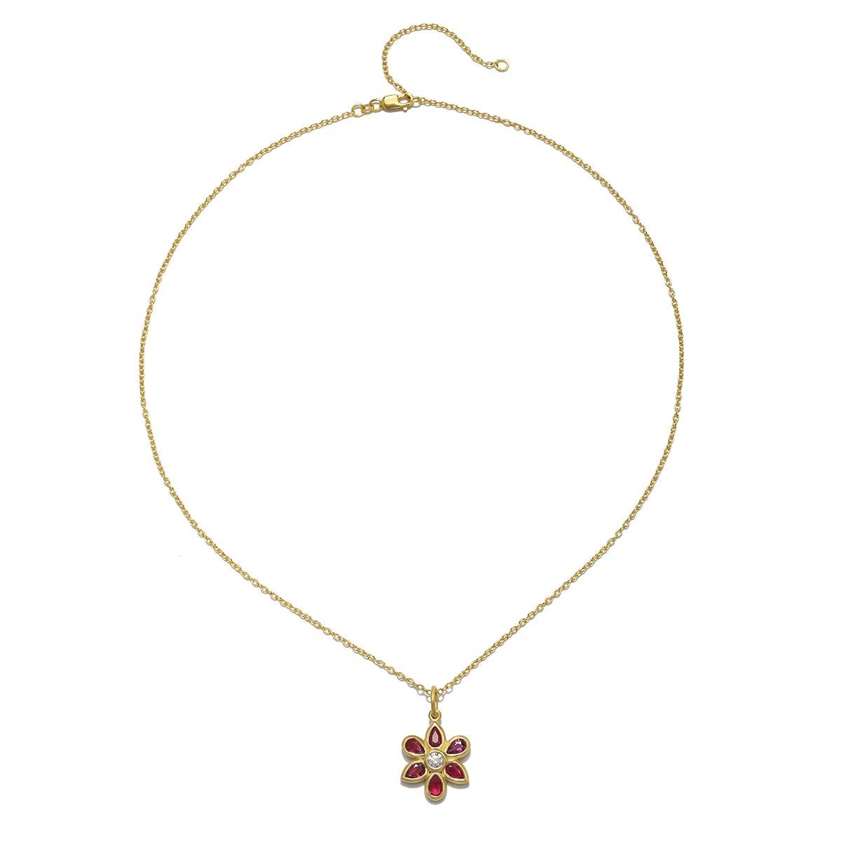 Ciondolo/bracciale con fiore di rubino in oro 18 carati di Faye Kim

Diametro .75

1