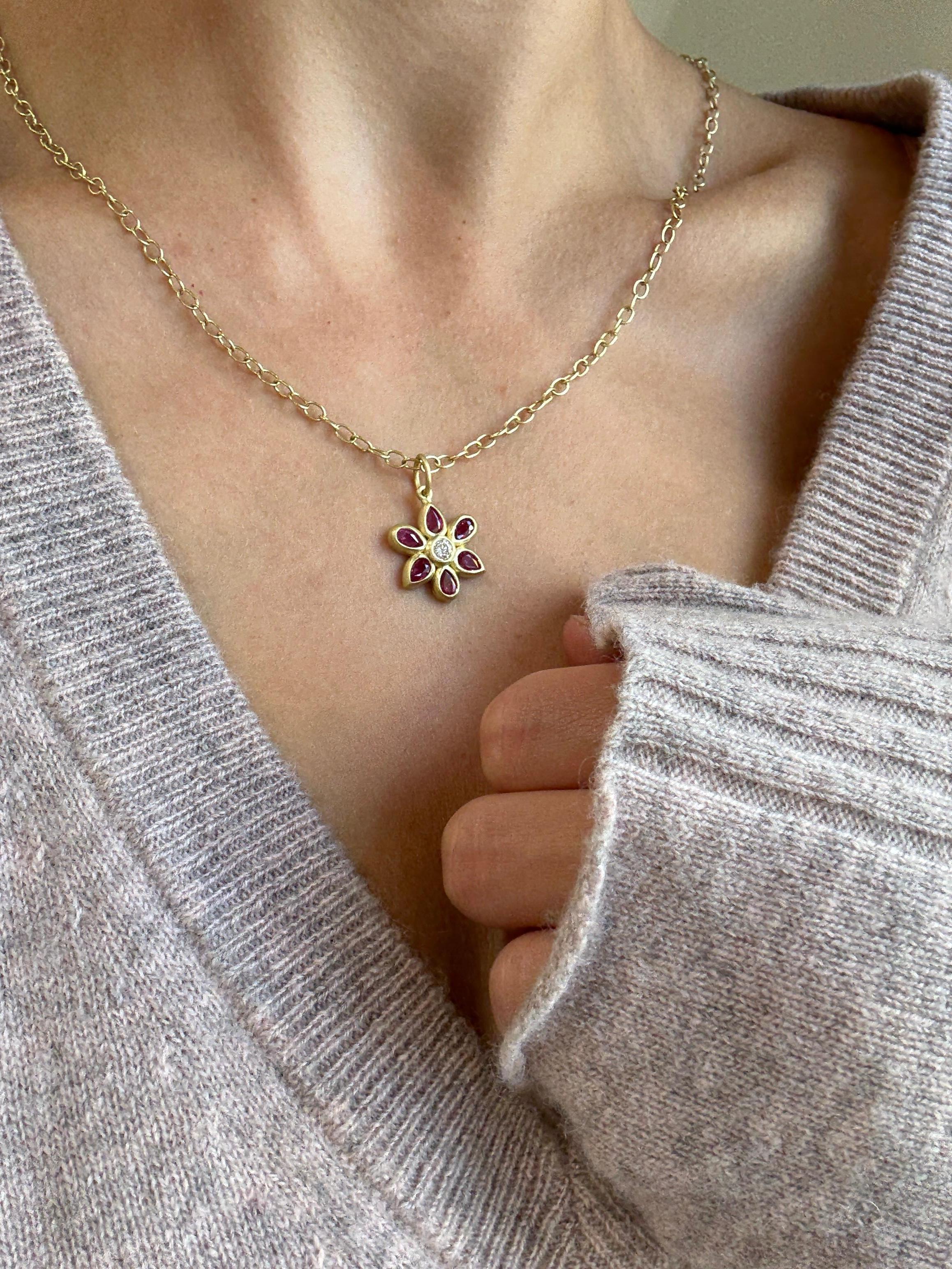 Taglio misto Ciondolo/bracciale con fiore di rubino in oro 18 carati di Faye Kim in vendita