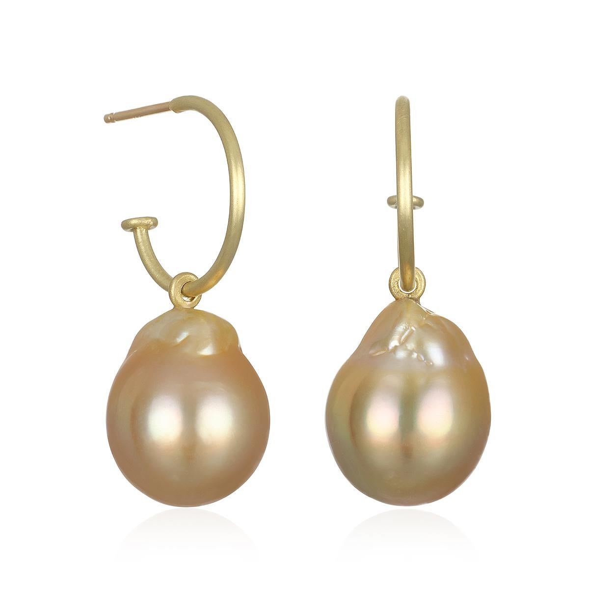 Boucles d'oreilles Signature de Faye Kim en fil d'or 18 carats, avec des boutons-pression et des extrémités plates et martelées

Les boucles d'oreilles en fil de fer de Faye, en or vert 18 carats, sont des bijoux indispensables. Ils peuvent être