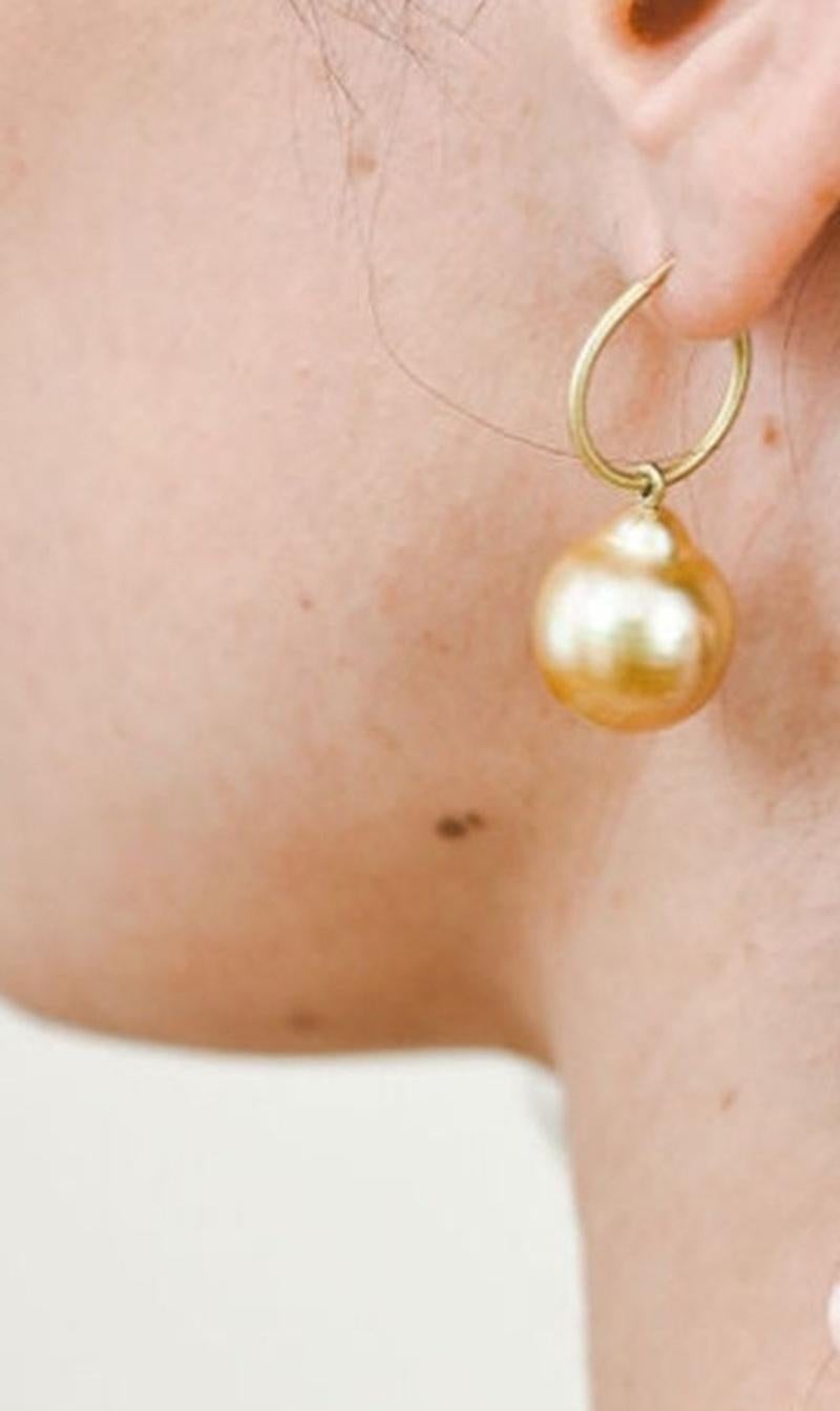 A Kim Boucles d'oreilles en or 18 carats Signature Wire Hoop Earrings Unisexe en vente