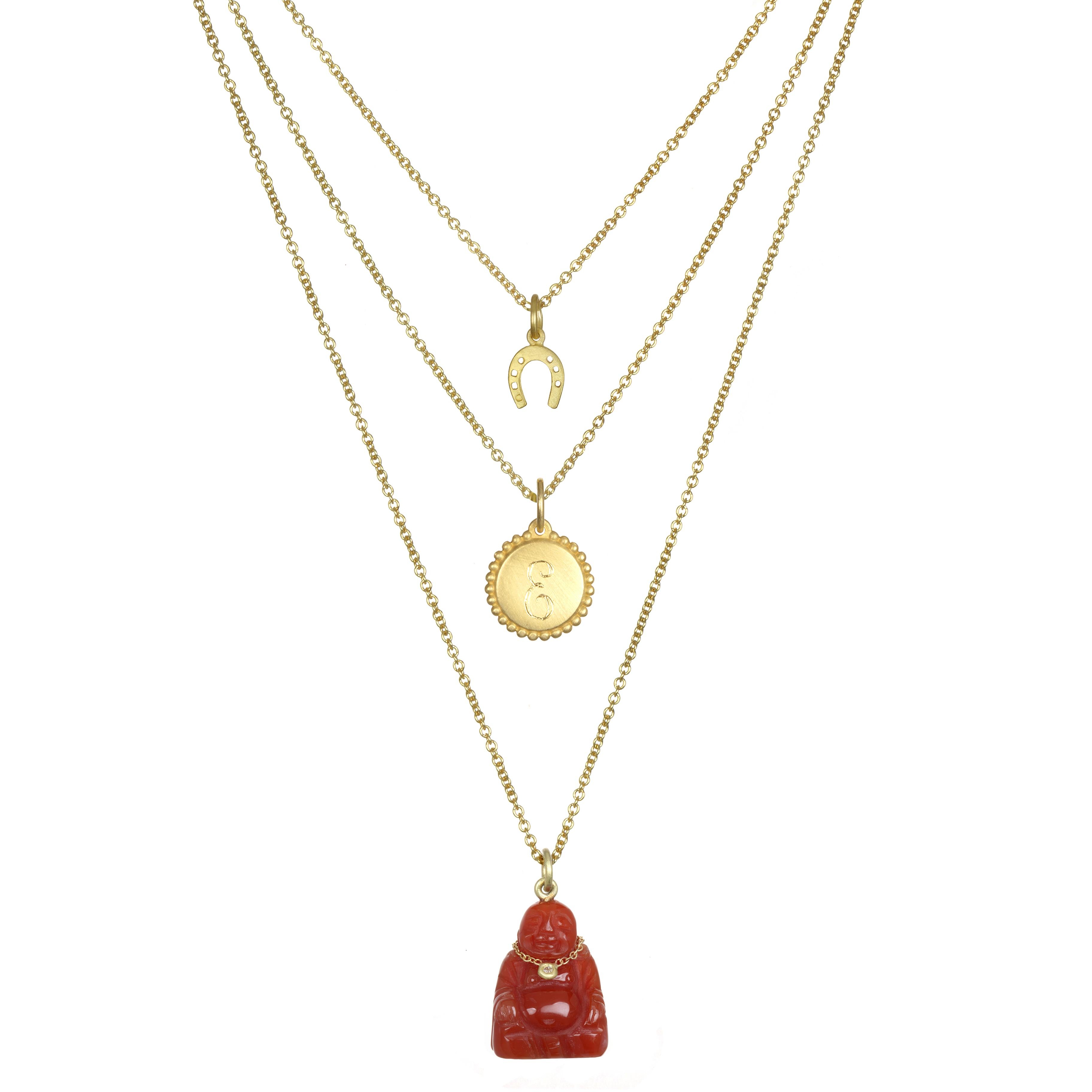 Contemporain Faye Kim, petite breloque Alphabet en or 18 carats en vente