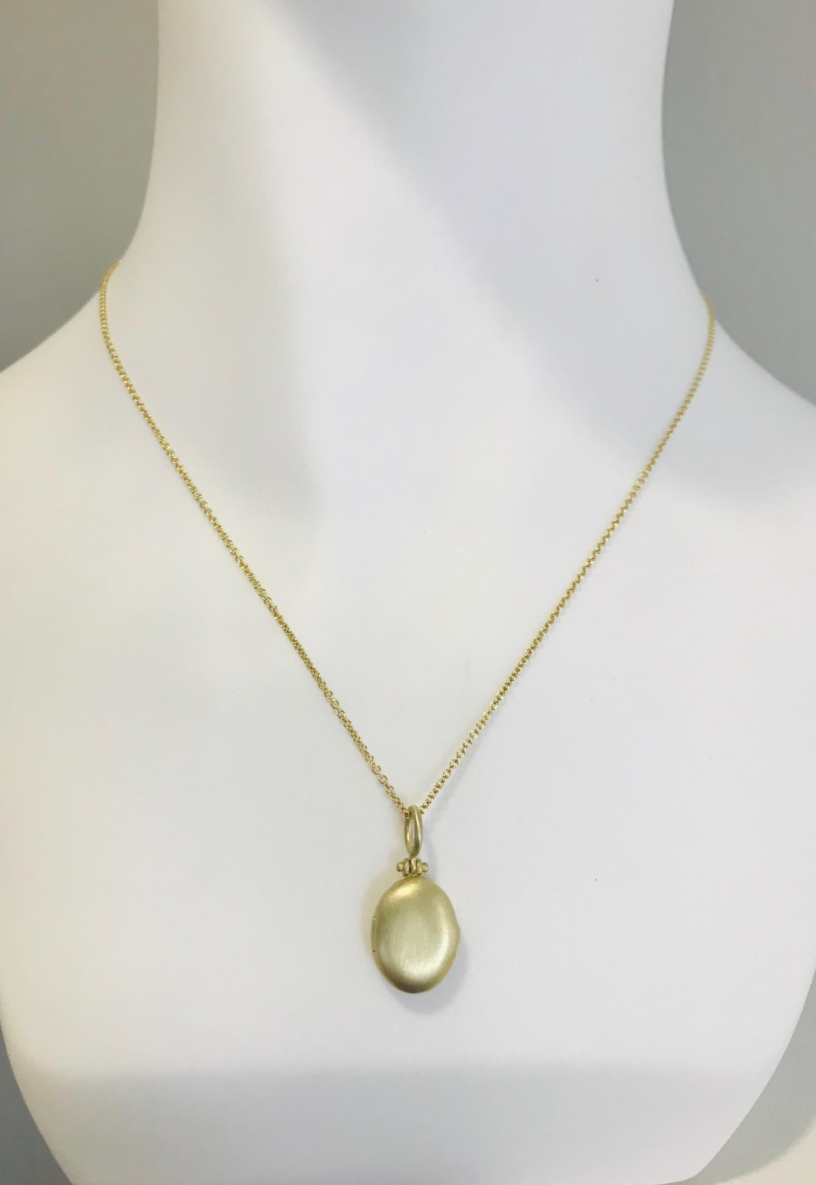 Faye Kim 18 Karat Gold Small Oval Locket In New Condition For Sale In Westport, CT