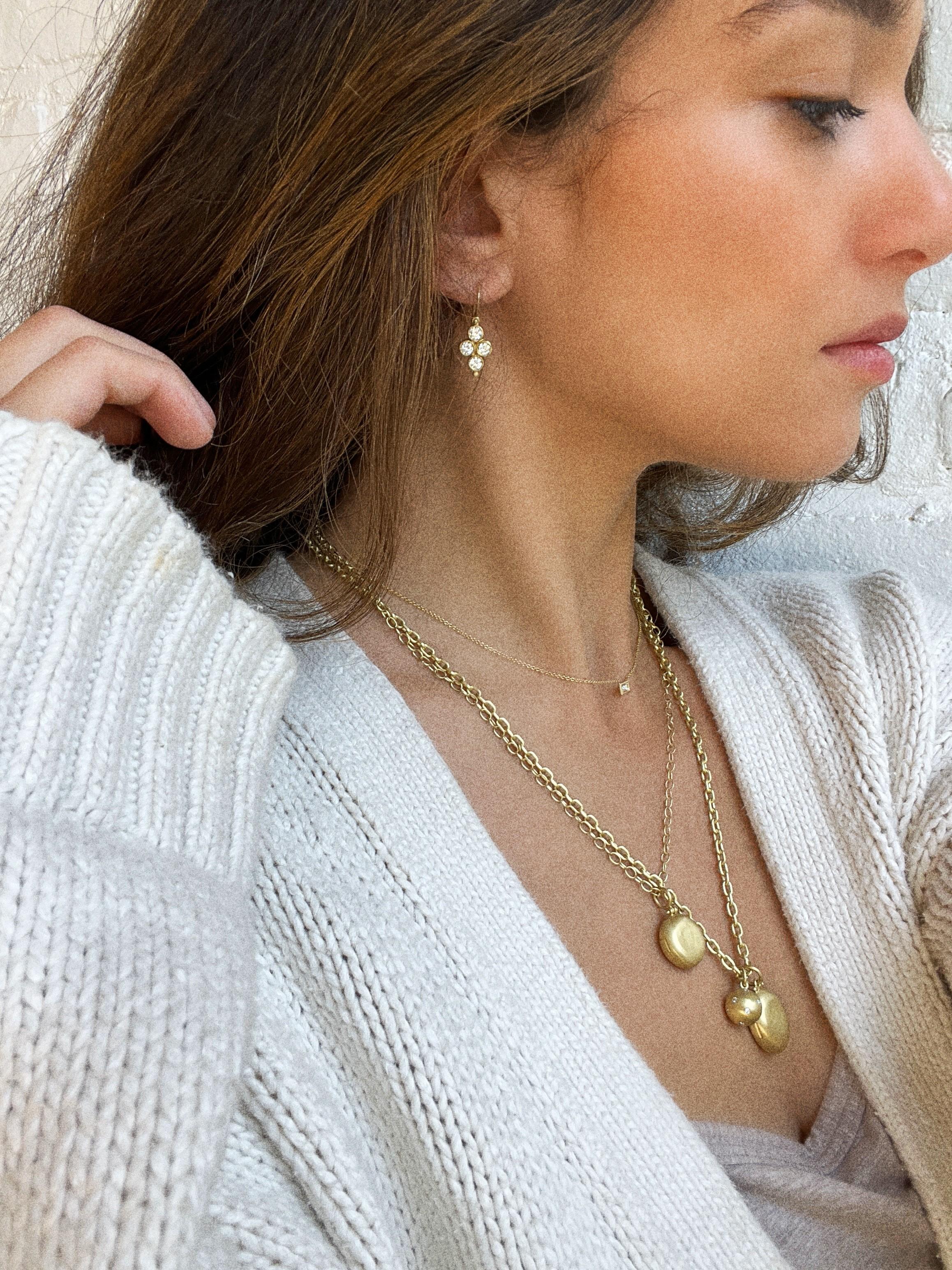 Faye Kim, medaglione rotondo piccolo in oro 18 kt. In condizioni Nuovo in vendita a Darien, CT