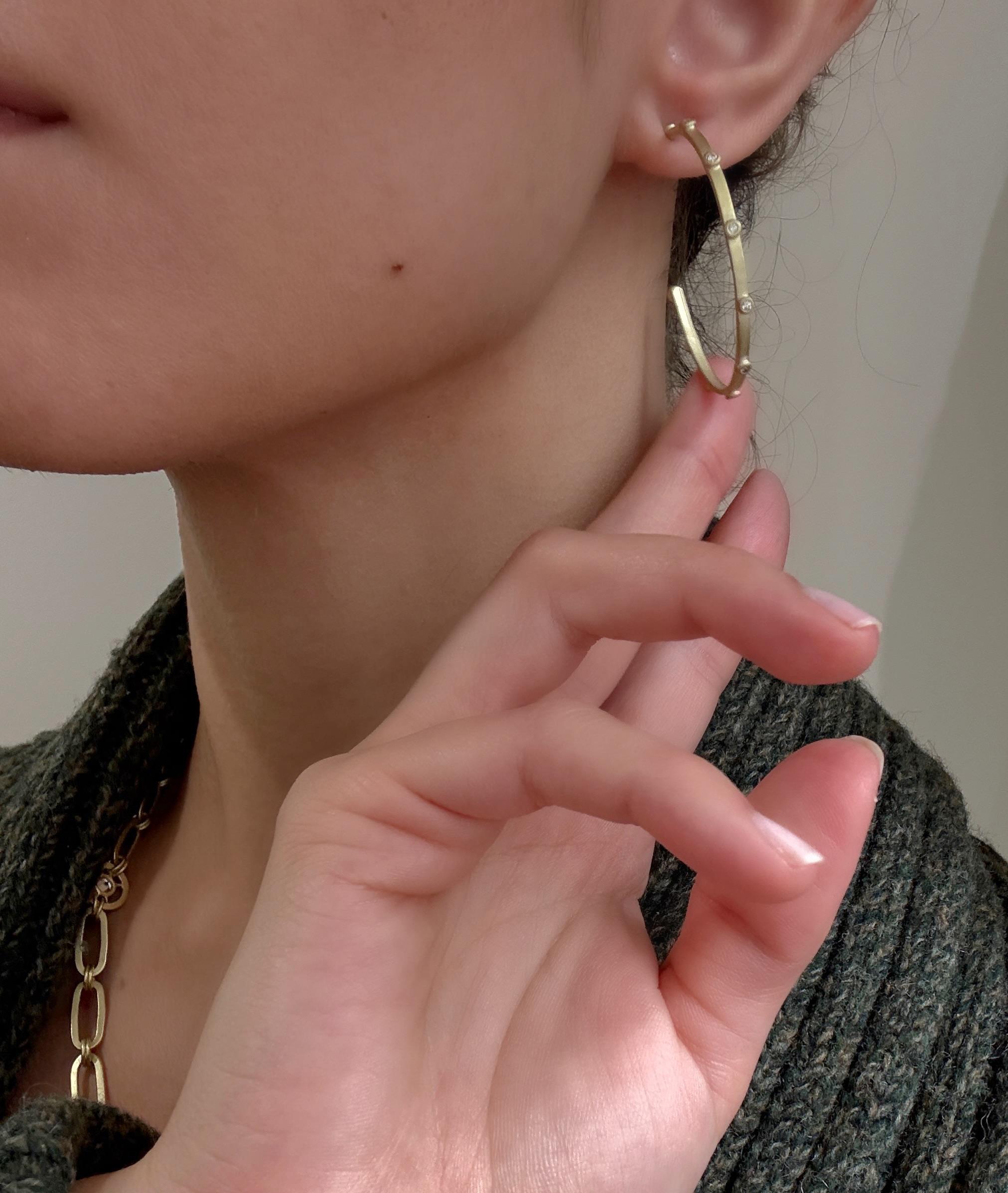 Moderno Faye Kim, orecchini a cerchio in oro 18 carati con diamanti sinclastici in vendita