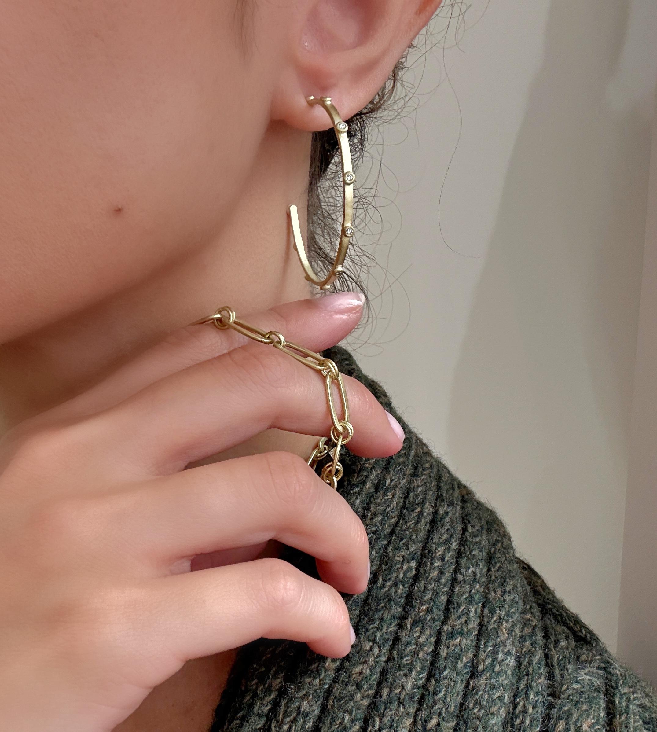 Taglio brillante Faye Kim, orecchini a cerchio in oro 18 carati con diamanti sinclastici in vendita