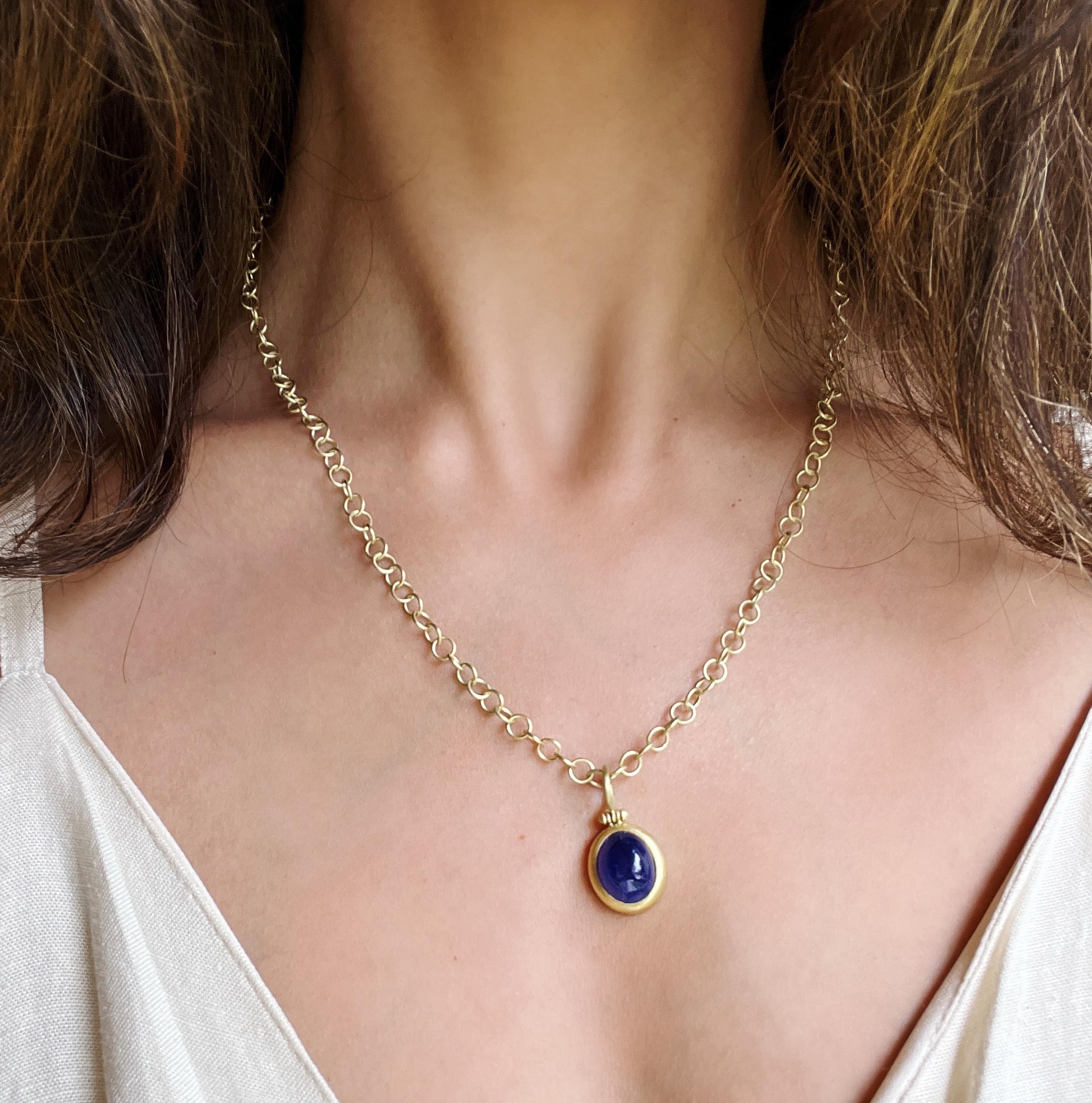 Colgante de oro de 18 quilates con cabujón de tanzanita con bisagra y cadena portacables Faye Kim Contemporáneo en venta