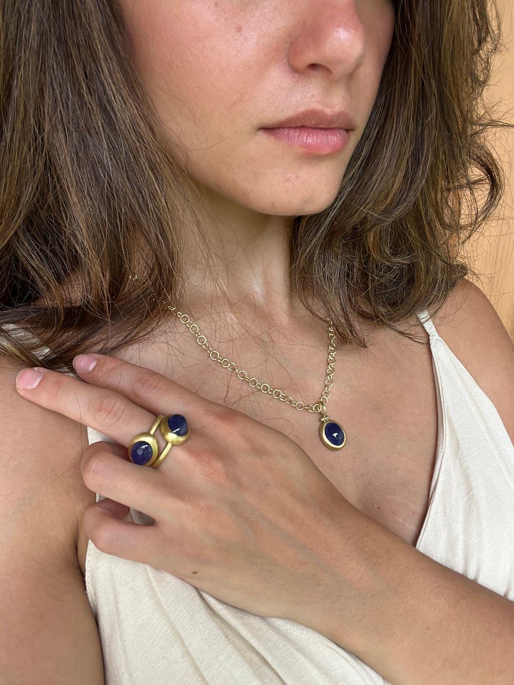 Contemporary Faye Kim 18 Karat Gold Tanzanite Cabochon Ring - 10.97 Cts For Sale