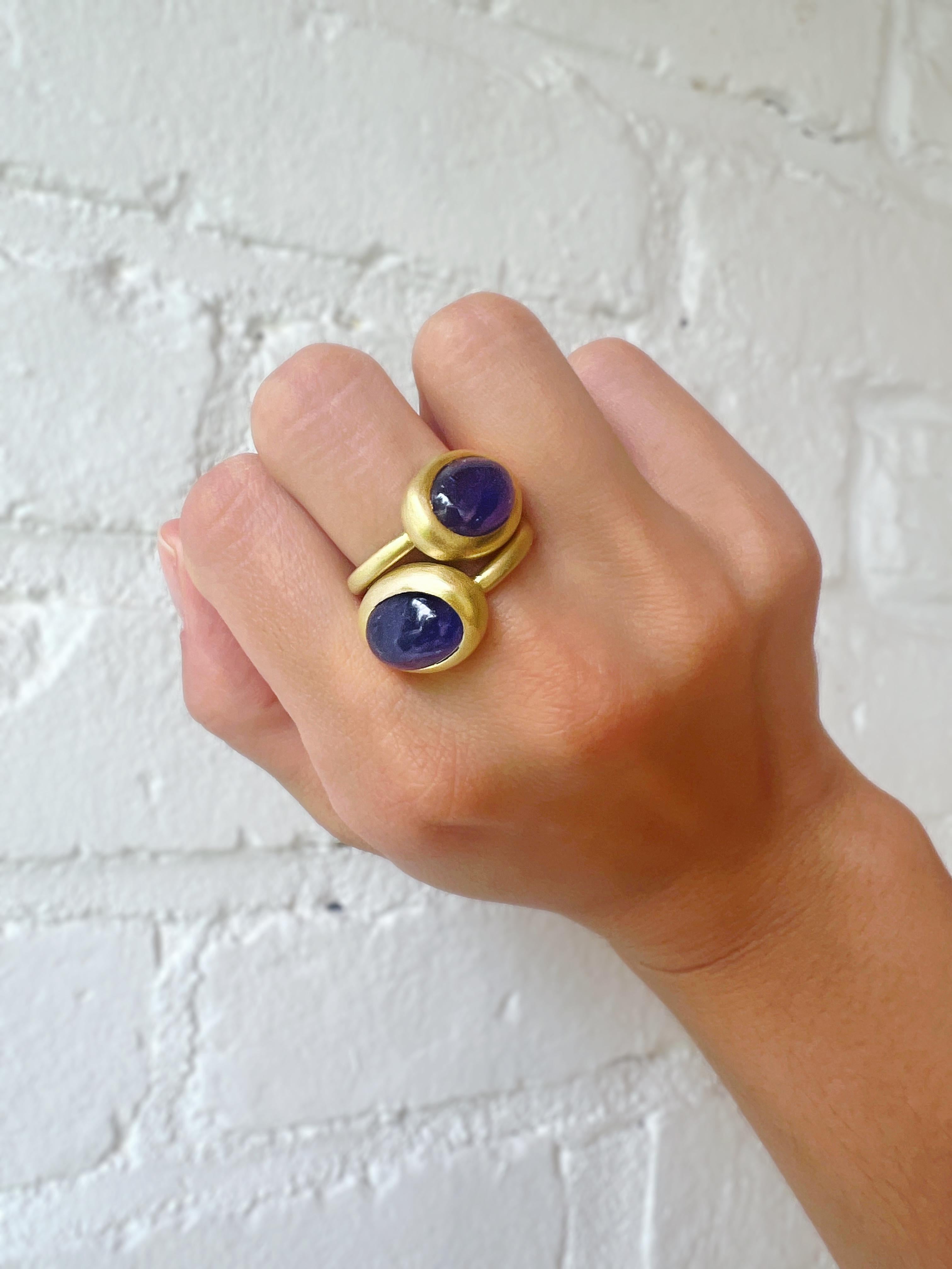 Women's or Men's Faye Kim 18 Karat Gold Tanzanite Cabochon Ring - 10.97 Cts For Sale