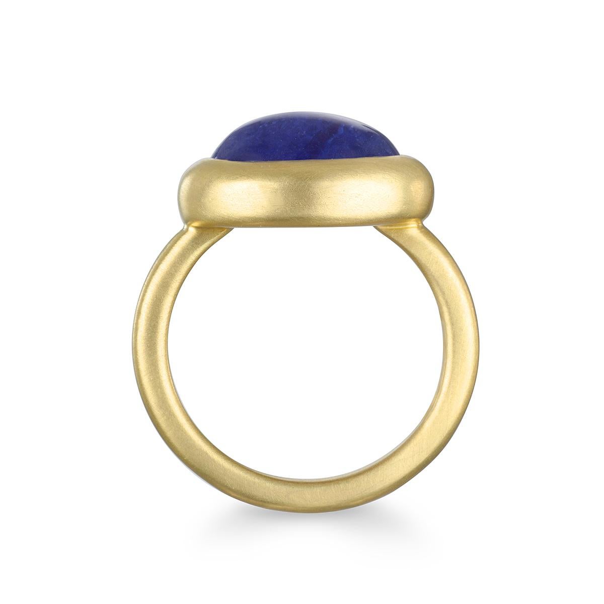 Der 18 Karat Gold Tanzanite Cabachon Ring von Faye Kim mit seinem faszinierenden blau-violetten Farbton ist wunderschön eingefasst und mattiert. Der Ring kann einzeln oder gestapelt getragen werden und sorgt mit Sicherheit für