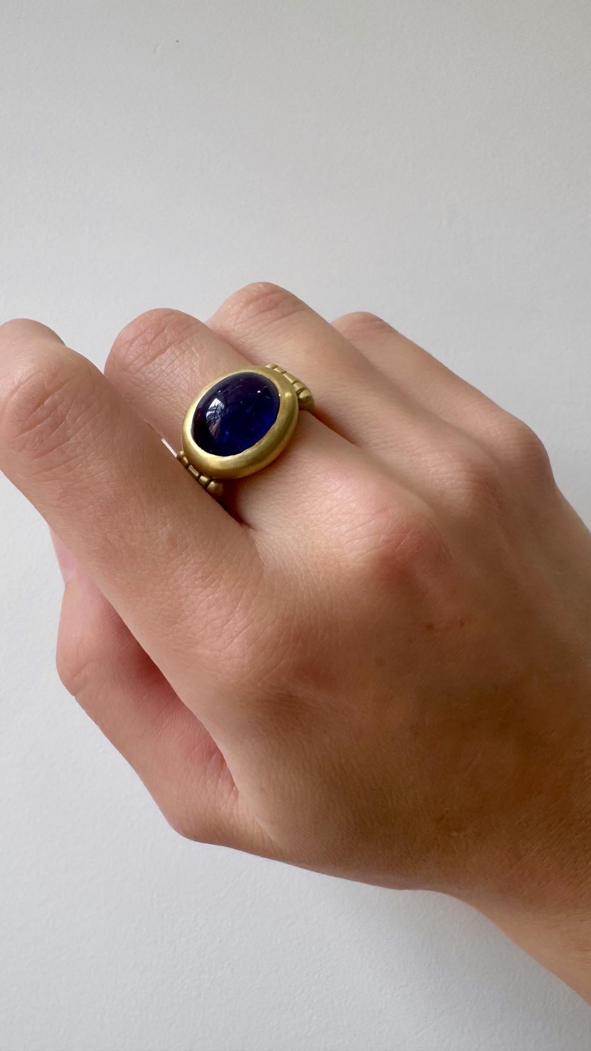 Contemporary Faye Kim 18 Karat Gold Tanzanite Cabochon Bezel Hinge Ring - 8 Cts For Sale