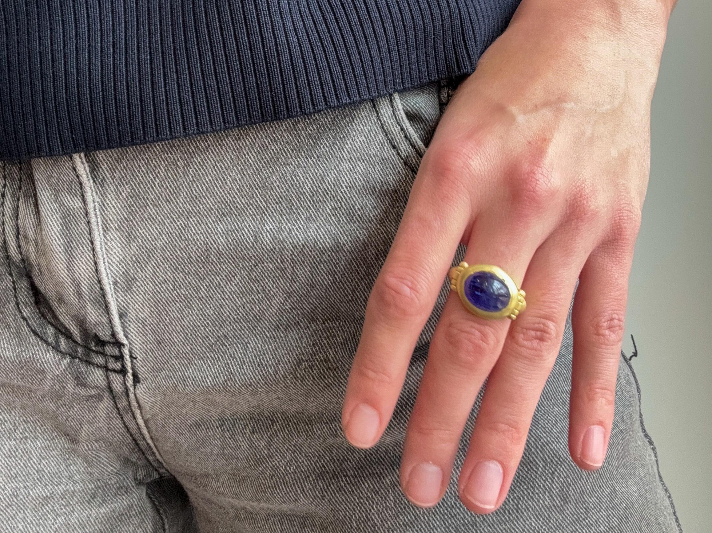 Faye Kim 18 Karat Gold Tanzanite Cabochon Bezel Hinge Ring - 8 Cts In New Condition For Sale In Darien, CT