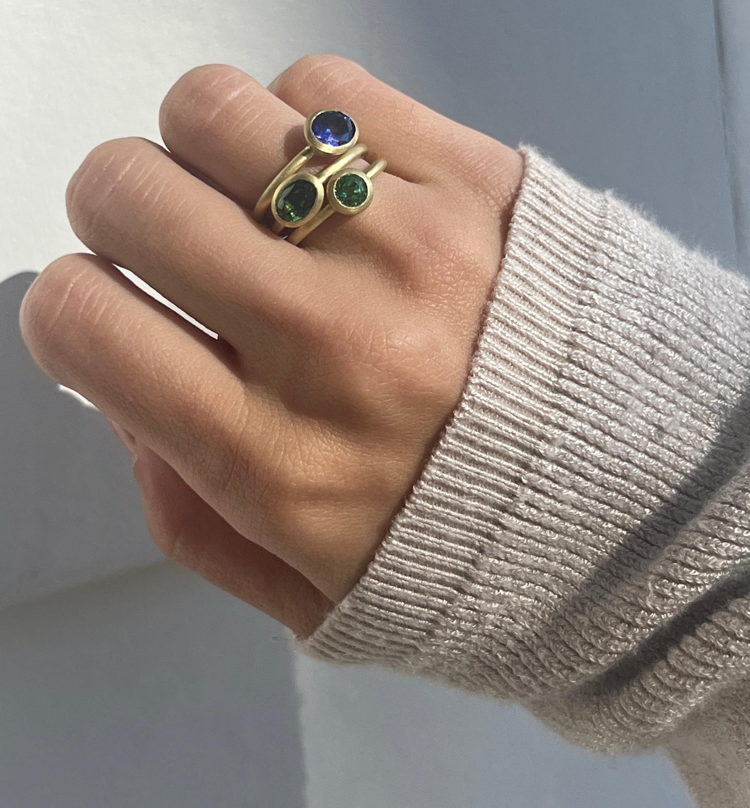 Faye Kim 18 Karat Gold Tanzanite Oval Bezel Ring In New Condition For Sale In Darien, CT