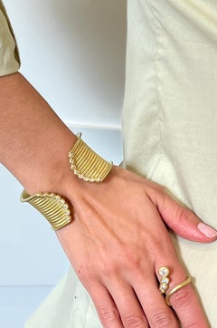 Faye Kim Manchette texturée en or 18 carats avec granulation de perles de diamants