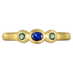 Faye Kim, anello con castone a tre pietre in oro 18 carati con zaffiro blu e verde