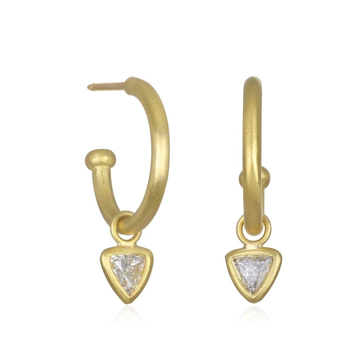 Le imperdibili gocce di diamante Trillion in oro 18k di Faye Kim sono classiche e senza tempo, ma dal design moderno. Indossali con i cerchi di Faye, venduti separatamente, per aggiungere un tocco di luce in più a qualsiasi outfit.

Gocce di