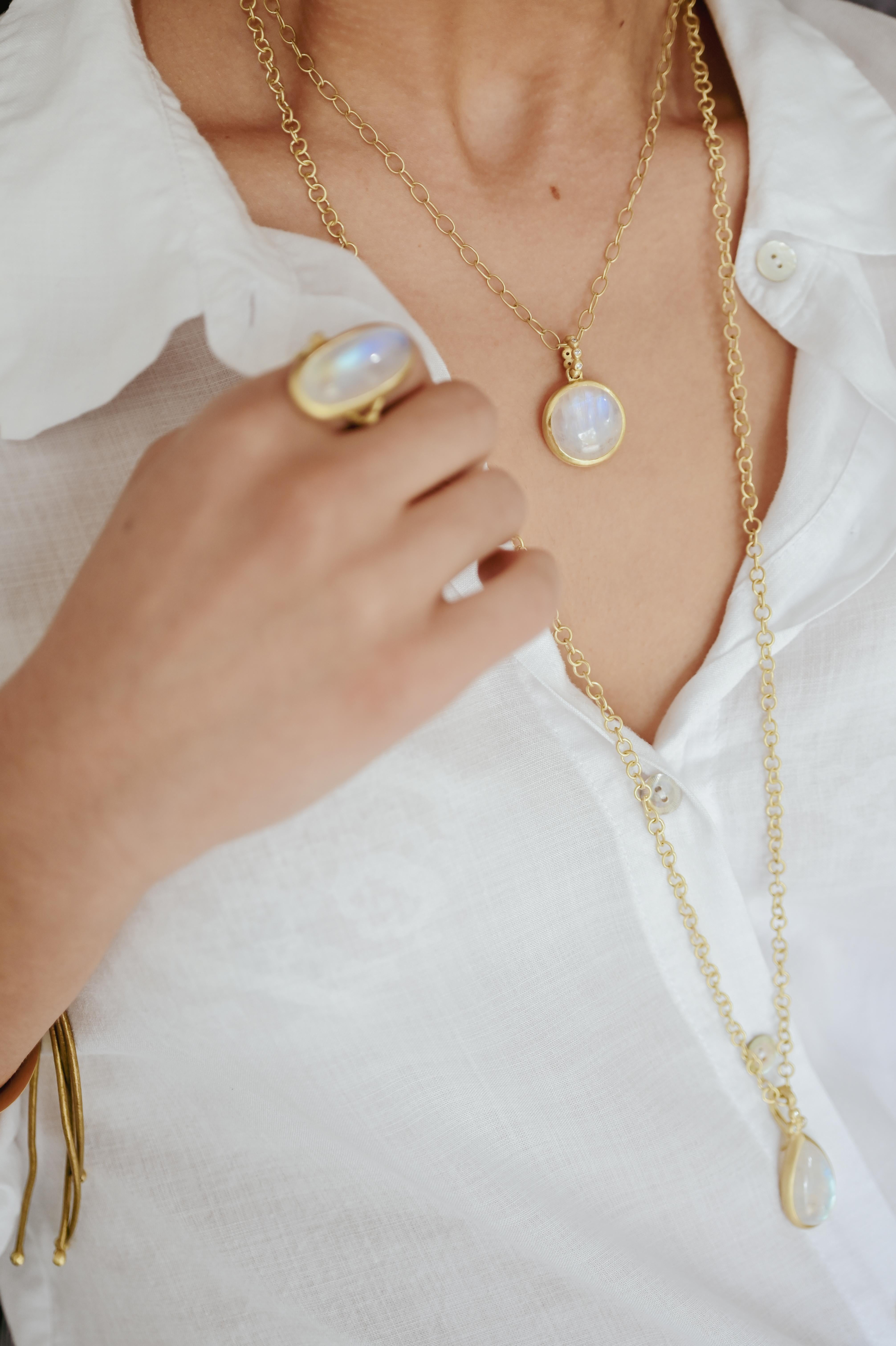 Questo bellissimo ciondolo con triplo diamante e pietra lunare ovale di Faye Kim è pieno di luce e riflette le sue bellissime sfumature blu traslucide. La forma, la lucidatura e la finitura opaca dell'oro esaltano il sorprendente effetto arcobaleno