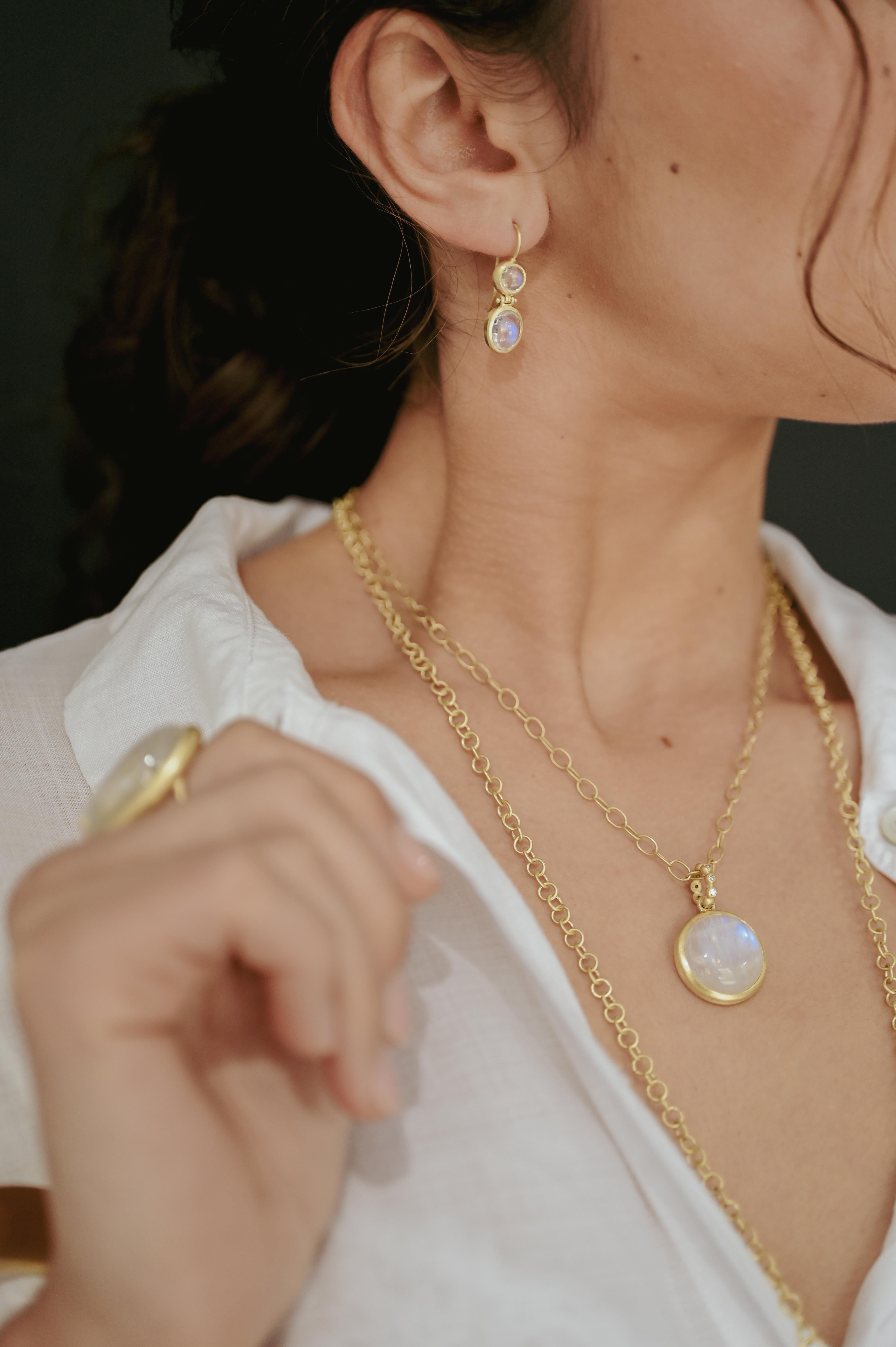 Ciondolo con pietra di luna ovale e triplo diamante in oro 18 carati di Faye Kim In condizioni Nuovo in vendita a Darien, CT