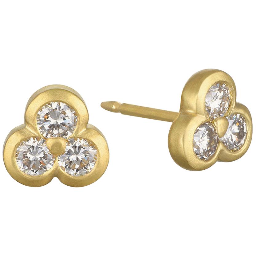 Faye Kim Clous d'oreilles en or 18 carats à trois diamants en vente