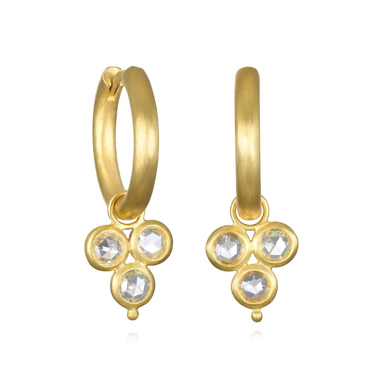 Les gouttes en or 18 carats à triple diamant taillé en rose de Faye Kim, avec leur finition mate et leurs détails de perles de granulation, peuvent être attachées à de nombreux cerceaux de Faye, ce qui permet de les mélanger et de les assortir et